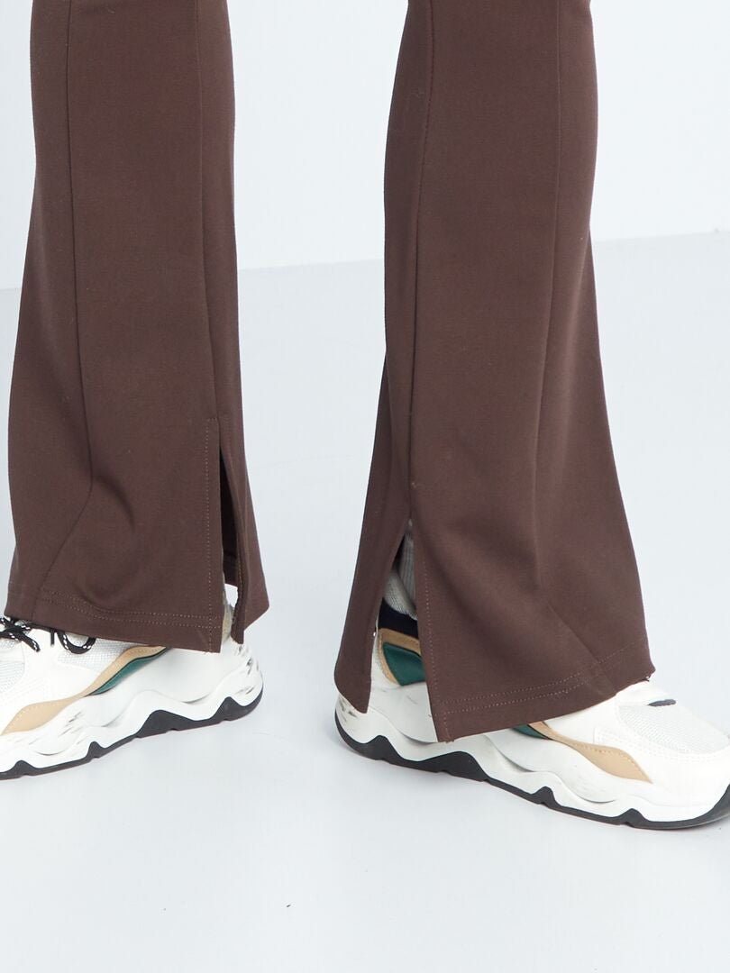 Spodnie rozszerzane typu bootcut z rozcięciami - BRĄZOWE