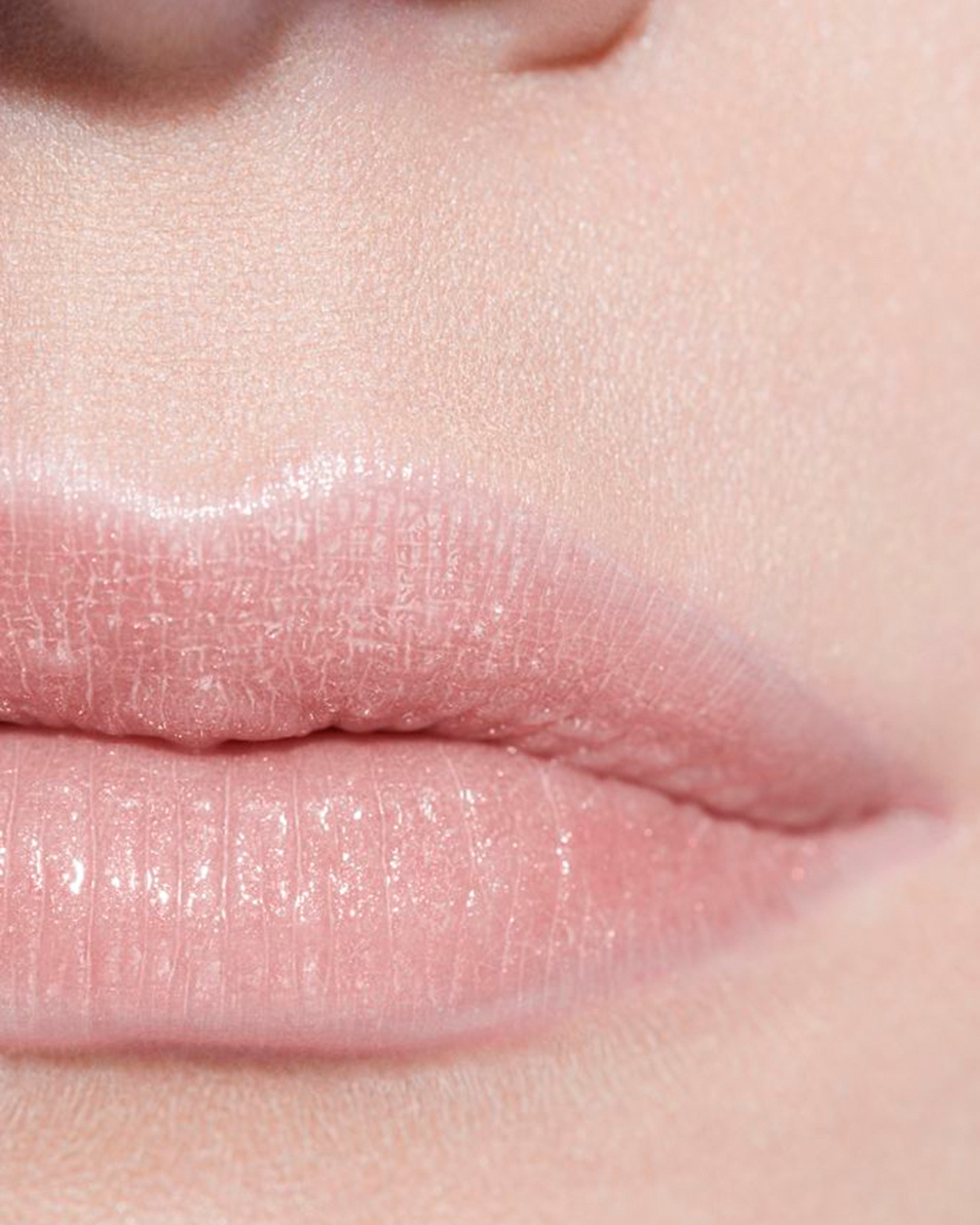 CHANEL ROUGE COCO BAUME HIDRATANTNI BALZAM U TONIRANJU, S PRILAGOĐENIM INTENZITETOM, ZA USNE KOJE IZGLEDAJU LJEPŠE DAN ZA DANOM