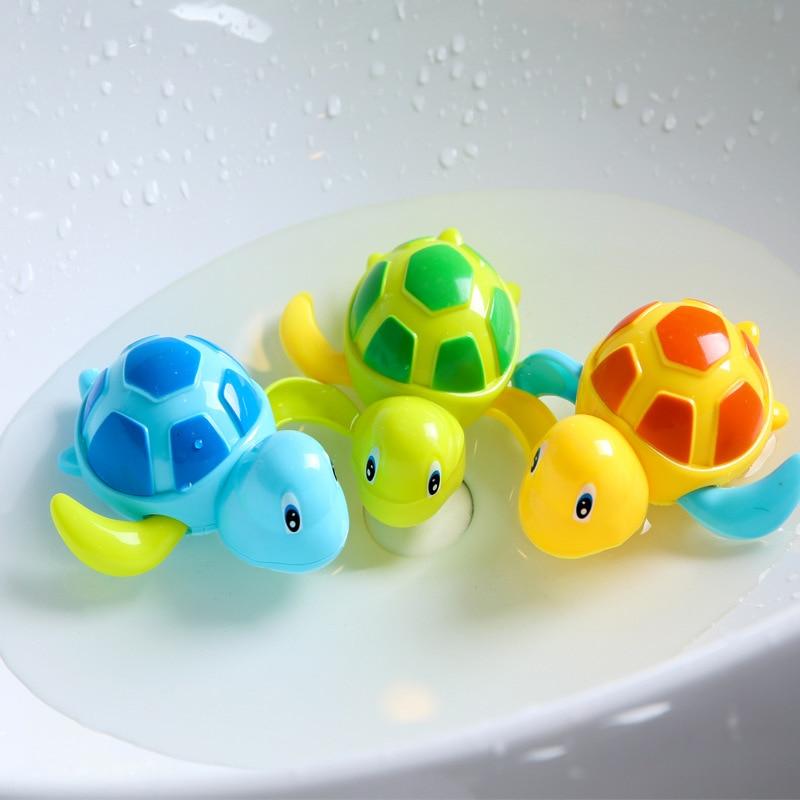 Conjunto de 12 peças de brinquedo aquático clássico para bebês em formato de tartaruga de desenho animado, com mecanismo de corda, ideal para praia e banho. Bolsa organizadora para brinquedos de bebê.