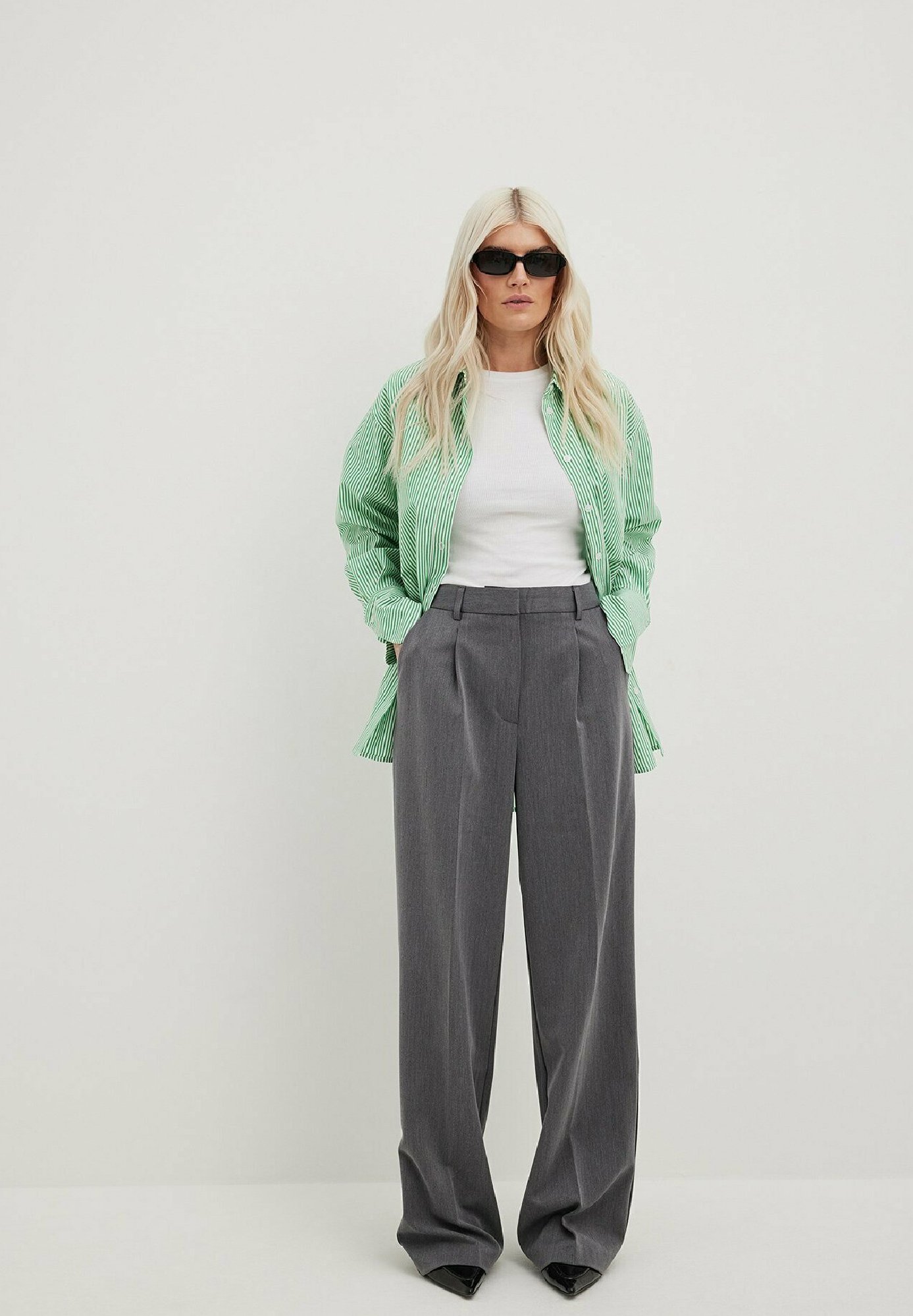 Pantalon NA-KD HIGH-FIT gris