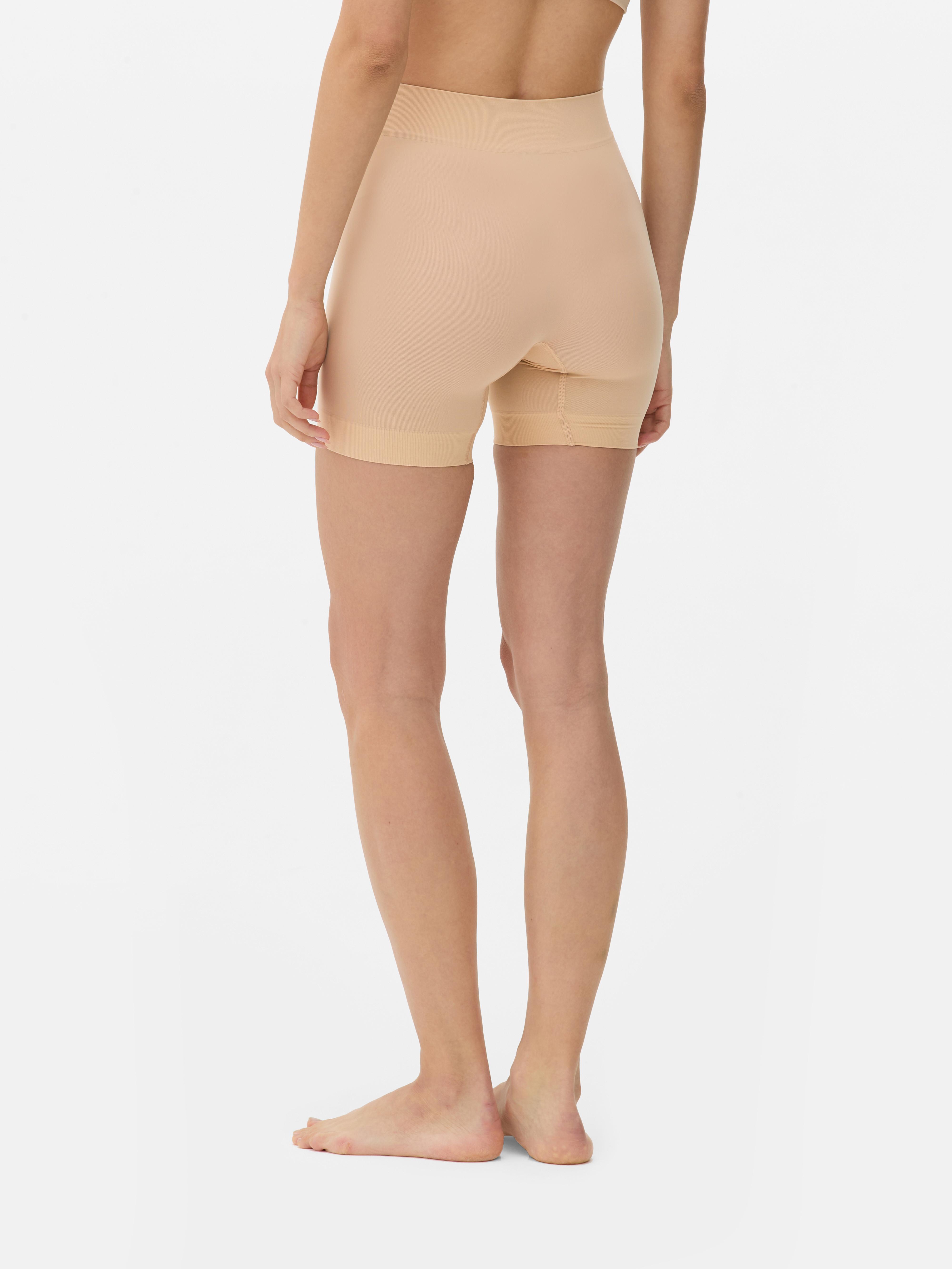 Pantaloni scurți fără cusături pentru a preveni iritațiile coapselor. Lenjerie modelatoare care se potrivește perfect pe sub ținute.