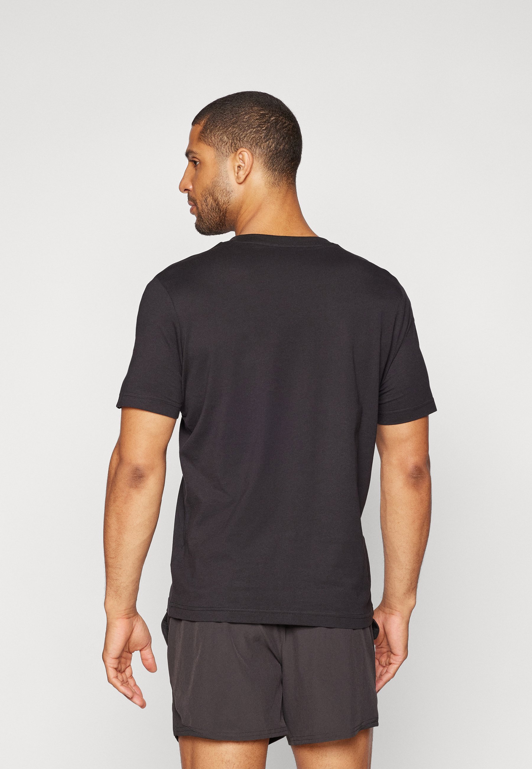Puma TAPE TEE - T-shirt met print - zwart
