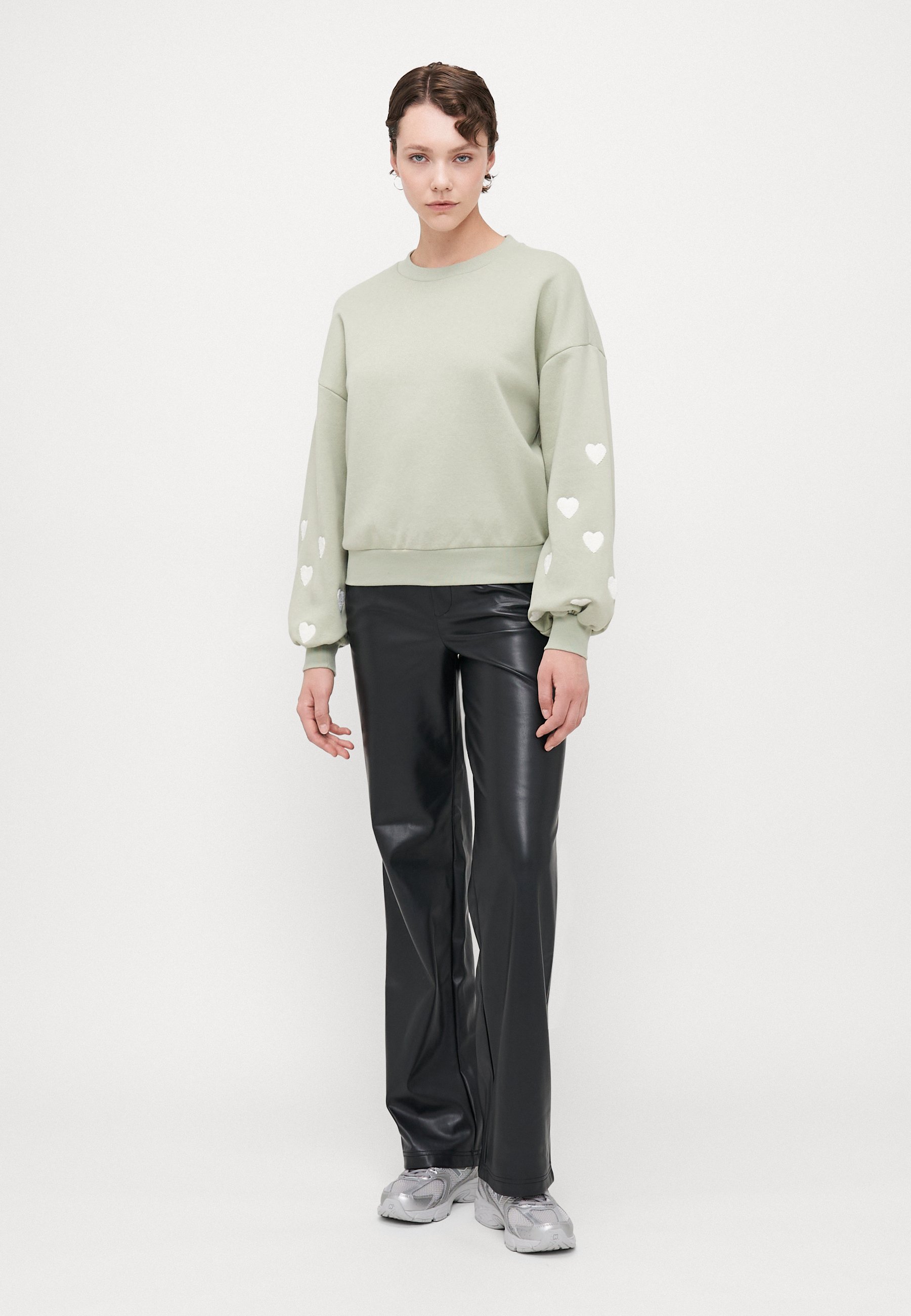 ONLY Tall ONLMACY O NECK BOX - Sweatshirt - desert sage/cloud dancer