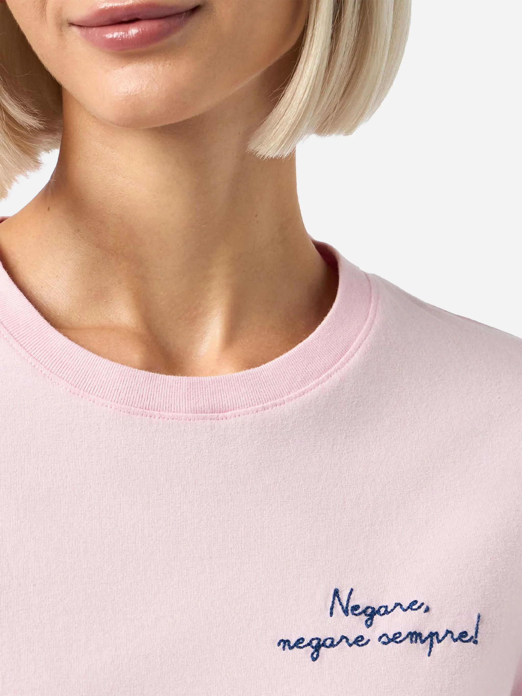 Emilie dames T-shirt van zwaar katoen in roze met geborduurde tekst 