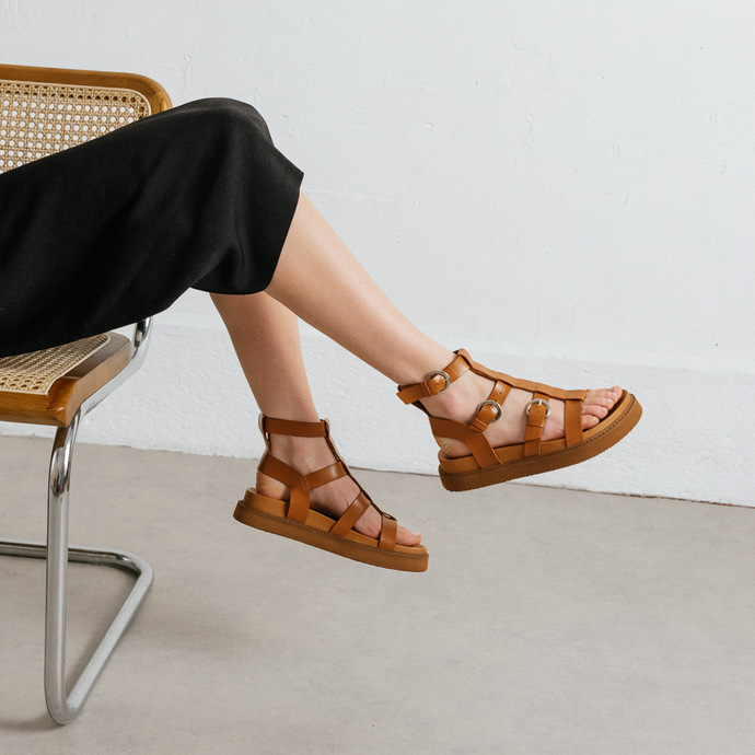 Sandales à brides et semelles épaisses  en cuir glacé cognac