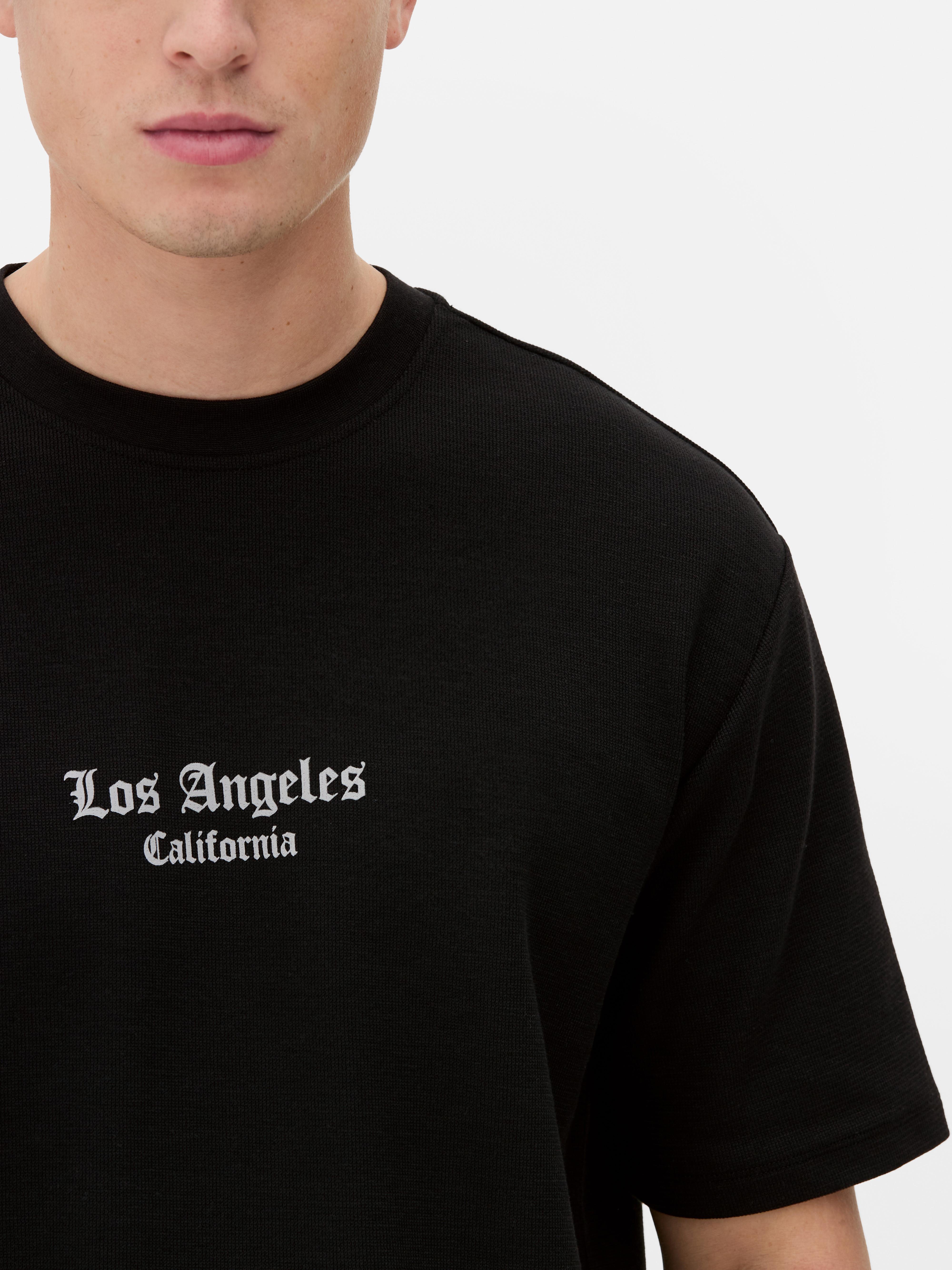 LA-Print-T-Shirt Ein normal geschnittenes T-Shirt mit Rundhalsausschnitt und kurzen Ärmeln