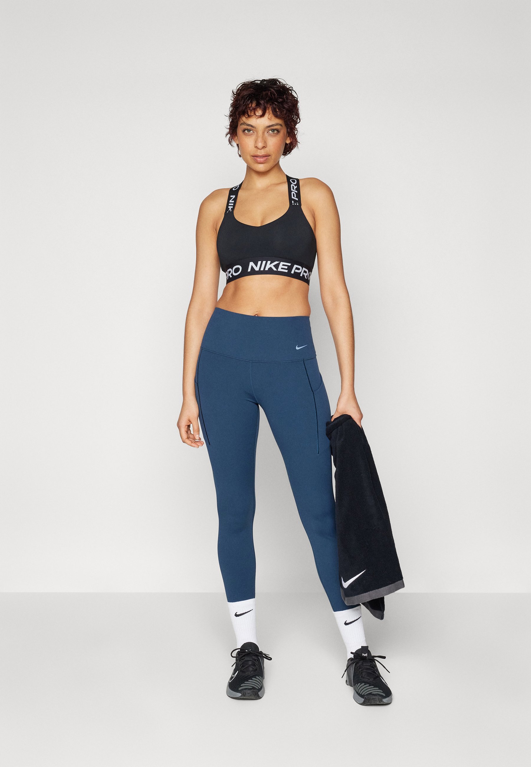 Nike Performance BRA - Športová podprsenka s ľahkou oporou - čierna/biela