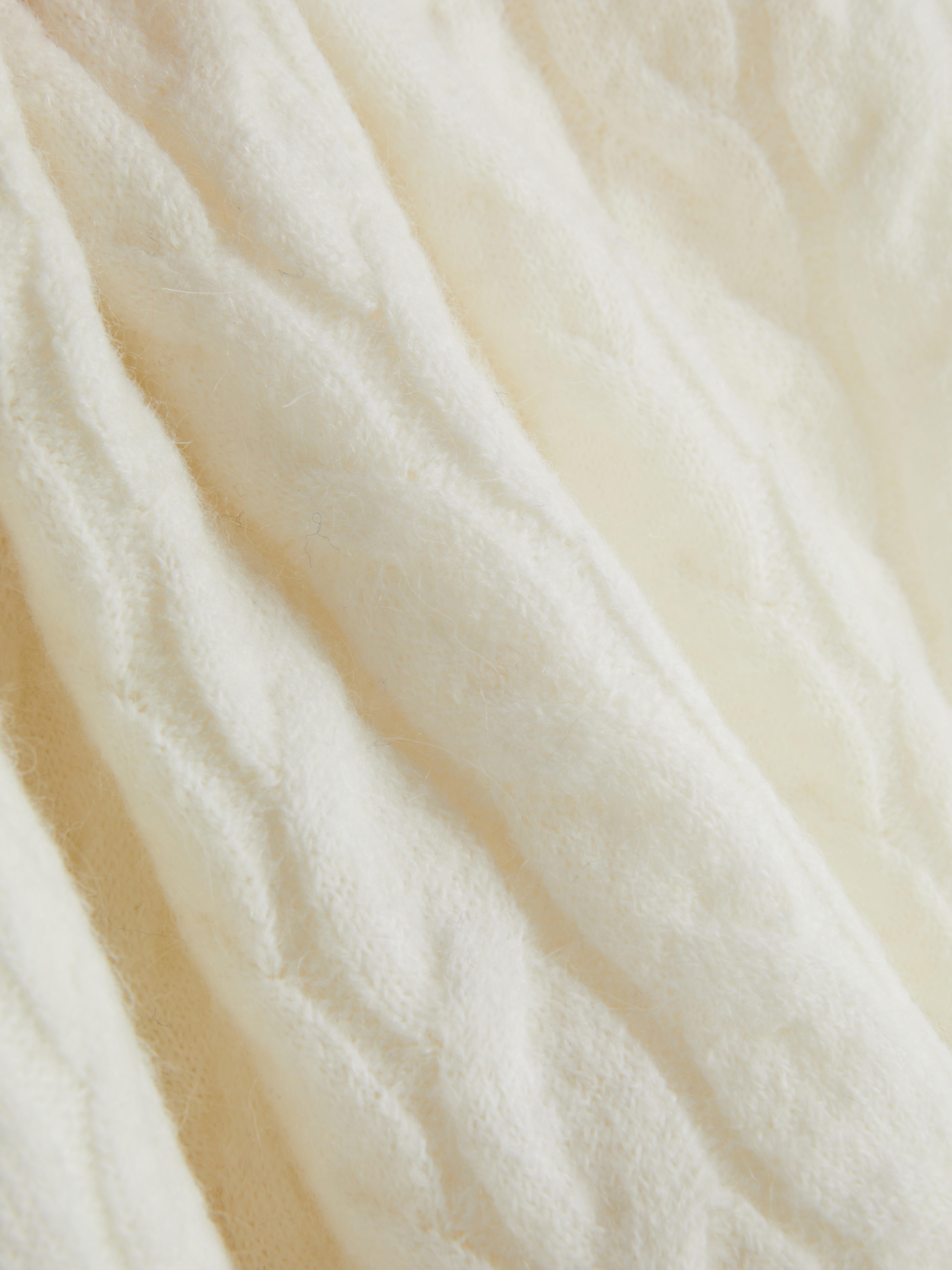 Zopfstrickpullover Ein Zopfstrickpullover mit Rundhalsausschnitt und klassischer Passform