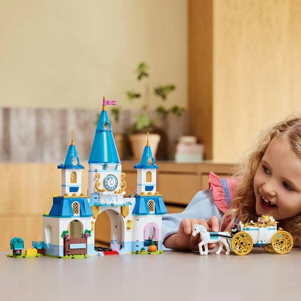 LEGO Disney 43275 Pepelkin grad in kočija s konjsko vprego