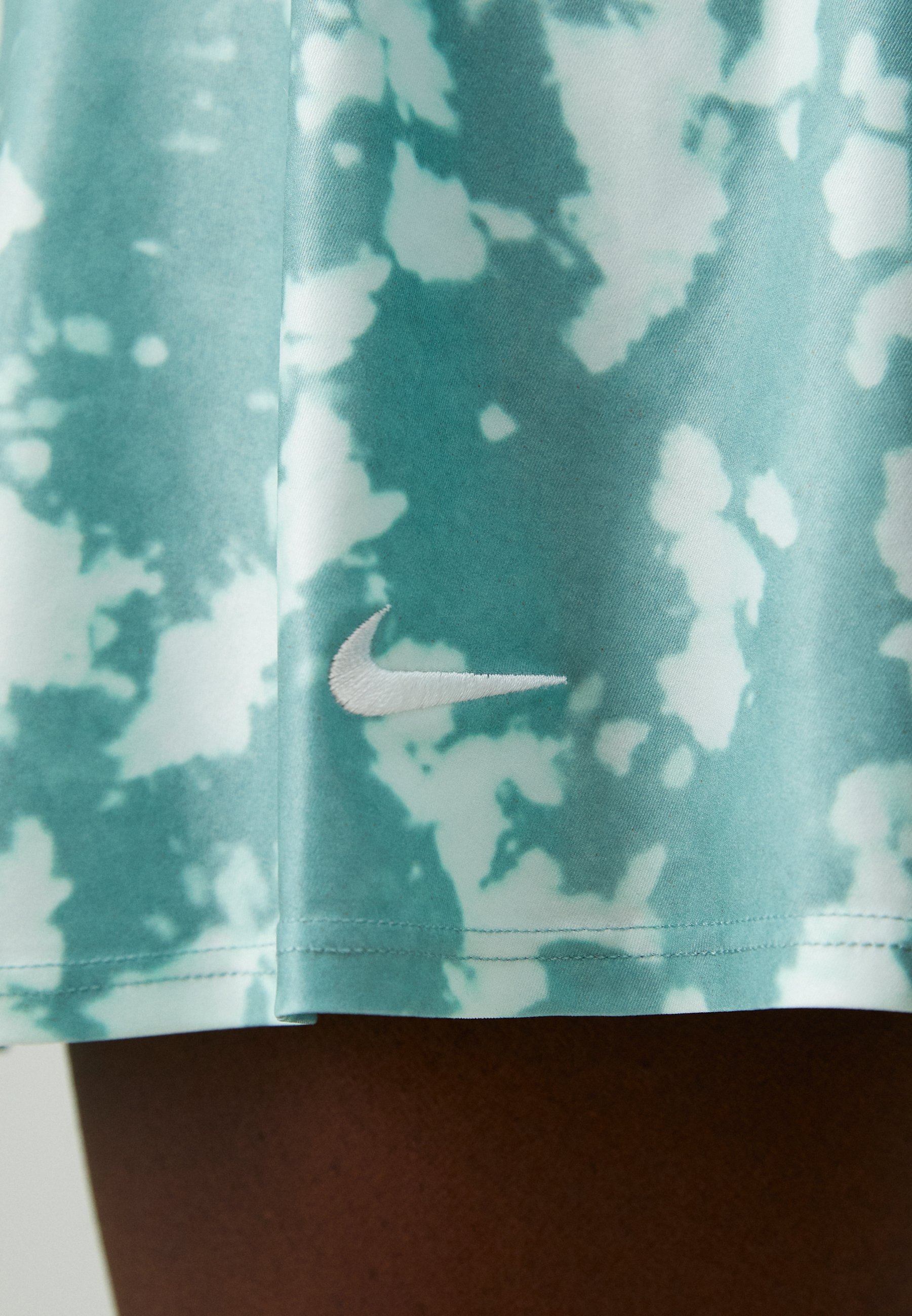 Nike Performance VICTORY SKIRT FLOUNCY PRINT REGULAR - Sportrok - cannon/wit