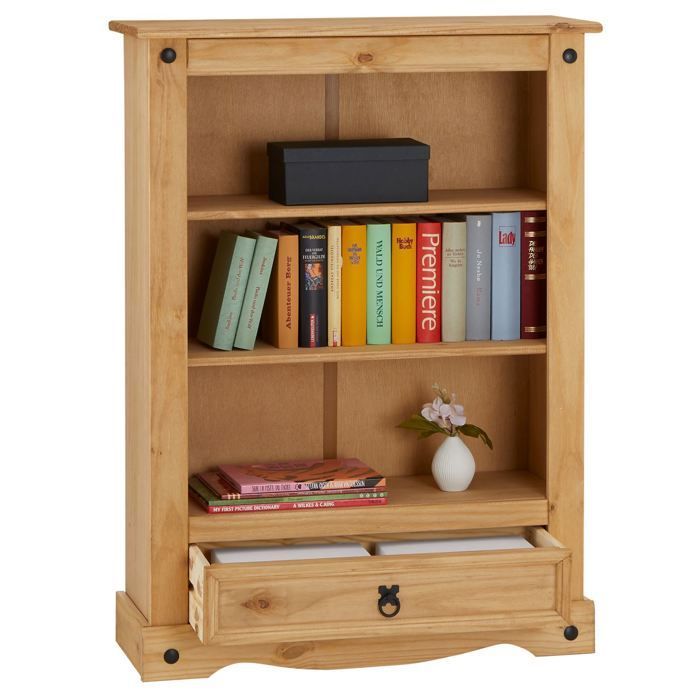 Librería de madera estilo mexicano SALSA con 2 estantes y 1 cajón, hecha de pino macizo con acabado teñido y encerado.