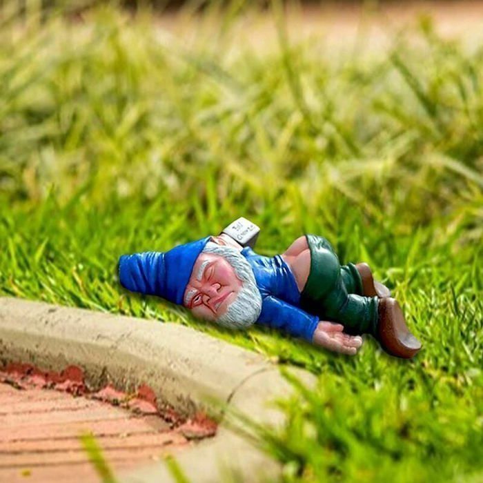 Simpatico gnomo da giardino in resina, ubriaco, ornamento per prato esterno.
