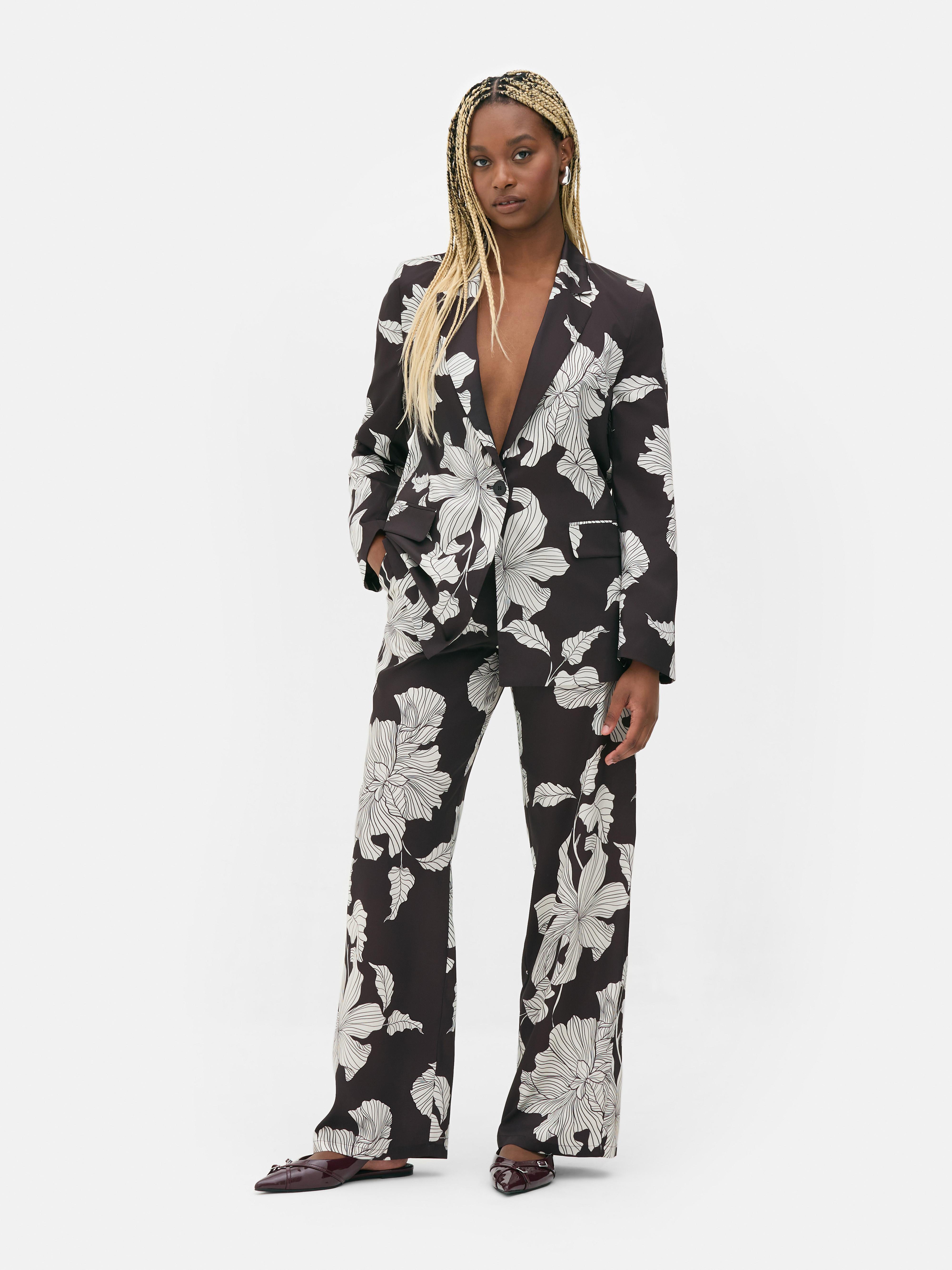 Sacou satinat cu un singur rând de nasturi. Acest sacou smoking cu model floral contrastant are pantaloni asortați.