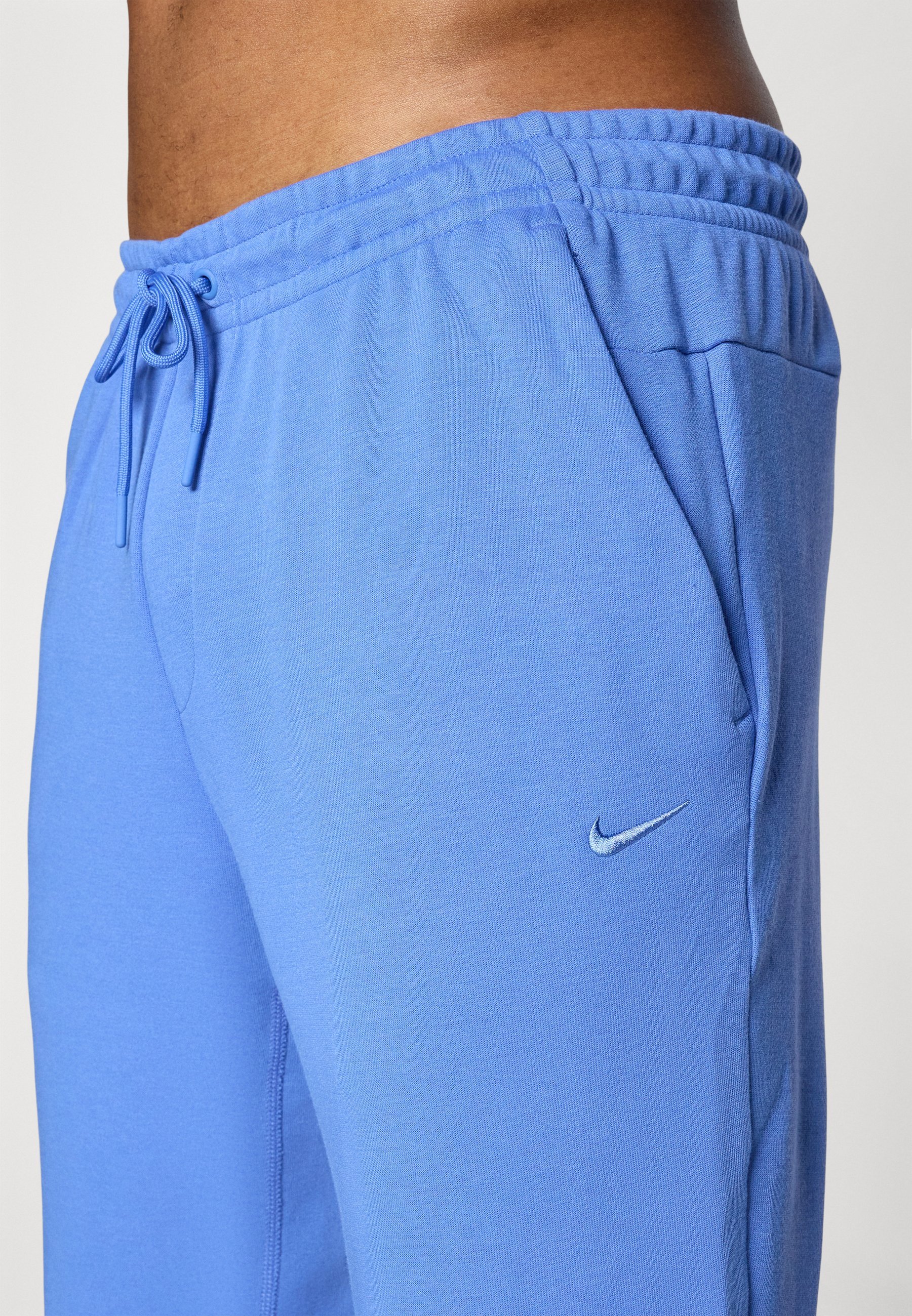 Spodnie dresowe Nike Performance PRIMARY JOGGER PANT - Kometa w kolorze niebieskim