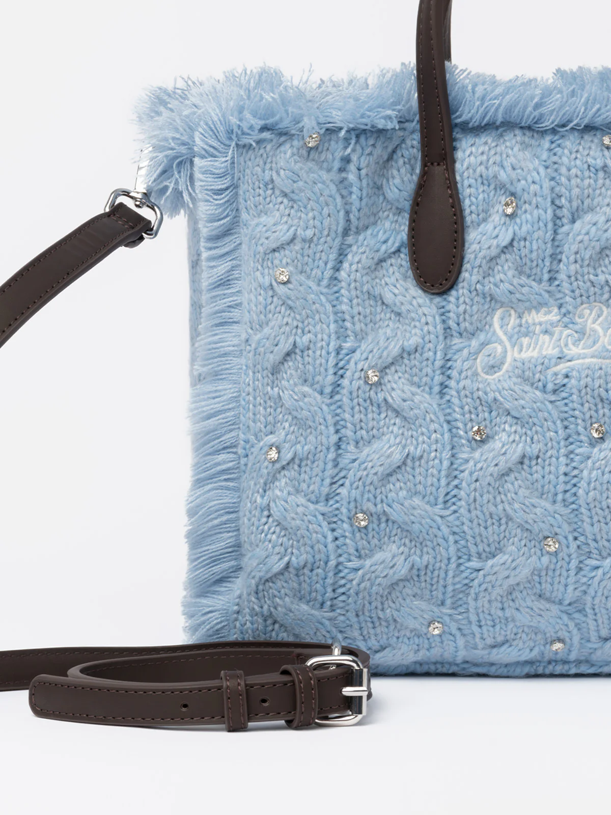 Svijetloplava baršunasta torbica Colette s resama, pletenim uzorkom, ukrasom od cirkona i odvojivim remenom za rame | MC2 Saint Barth