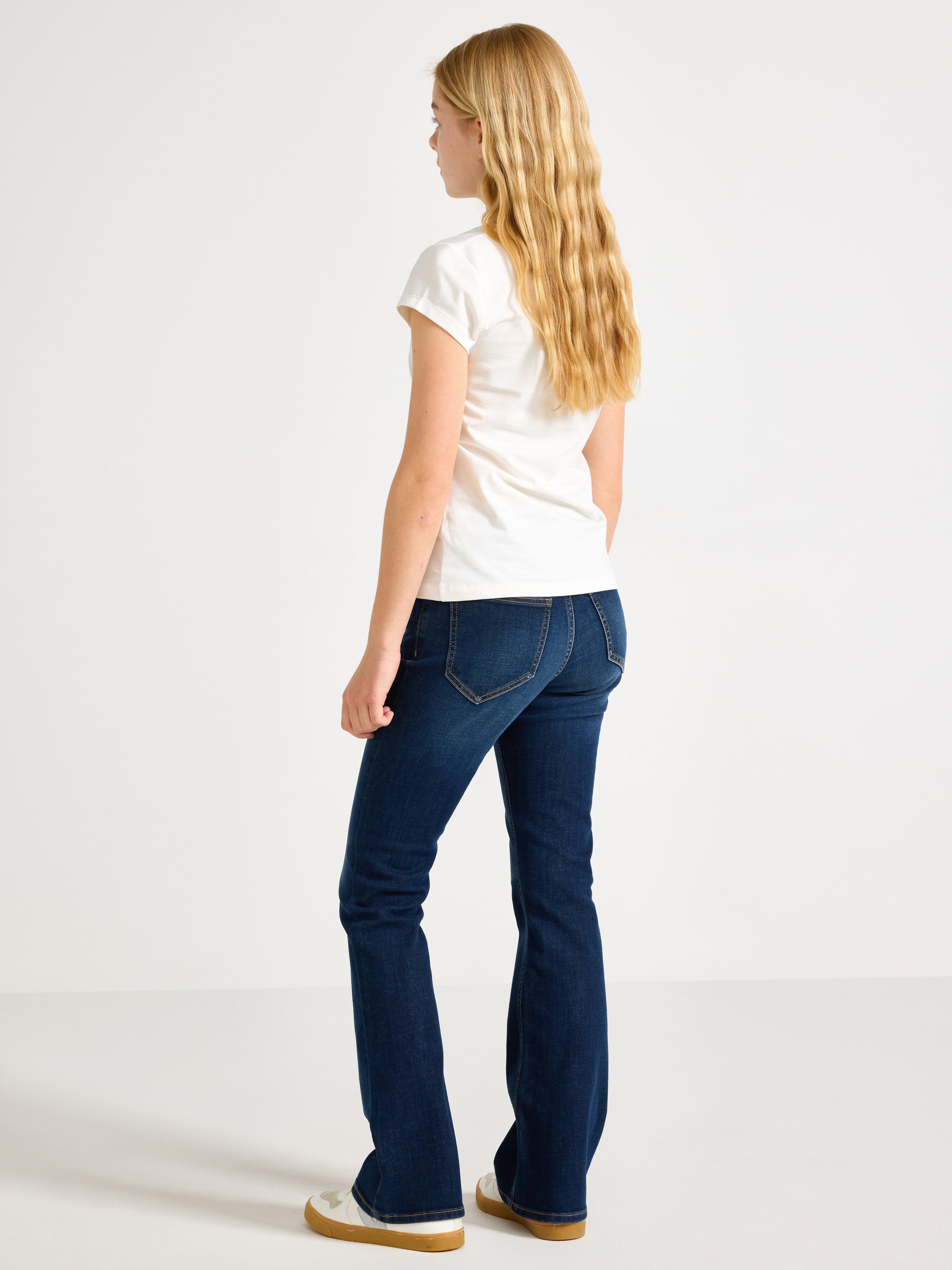 Calça jeans flare FREJA em denim escuro