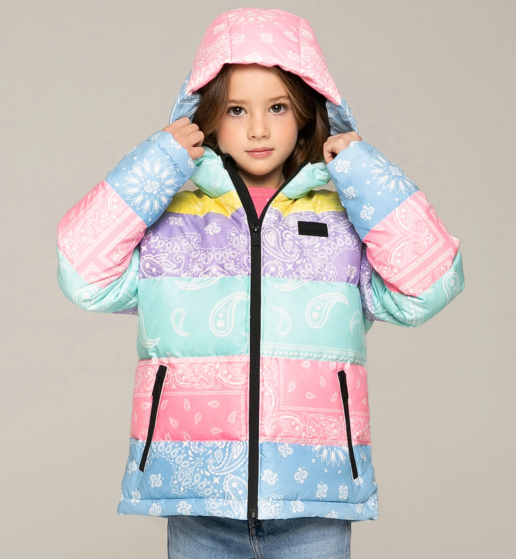 Chaqueta de plumas para niña con capucha acolchada y estampado de pañuelo.