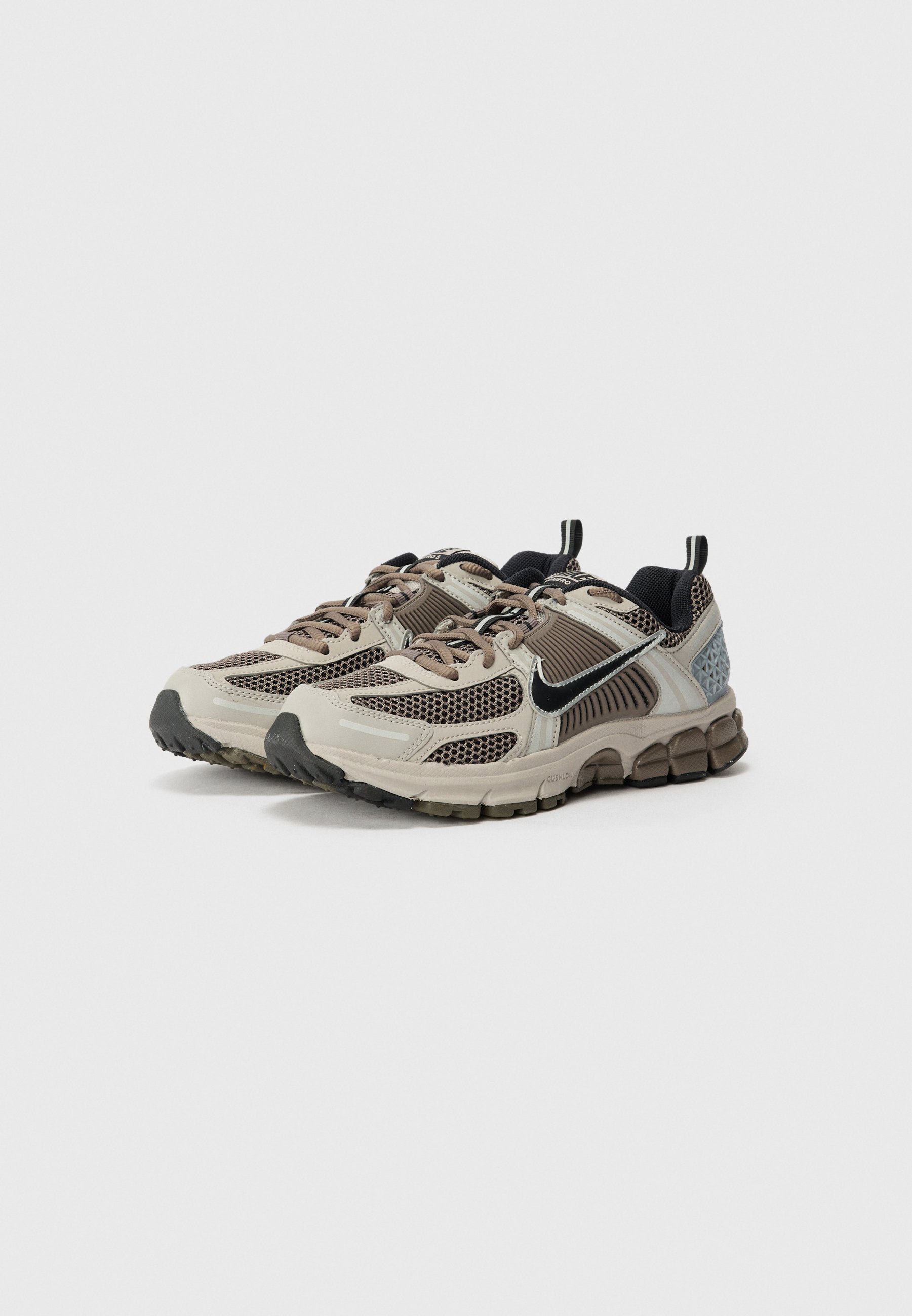 Nike Sportswear VOMERO 5 UNISEX - Sneakers - collegegrijs/zwart/steen metallic zilverkleurig