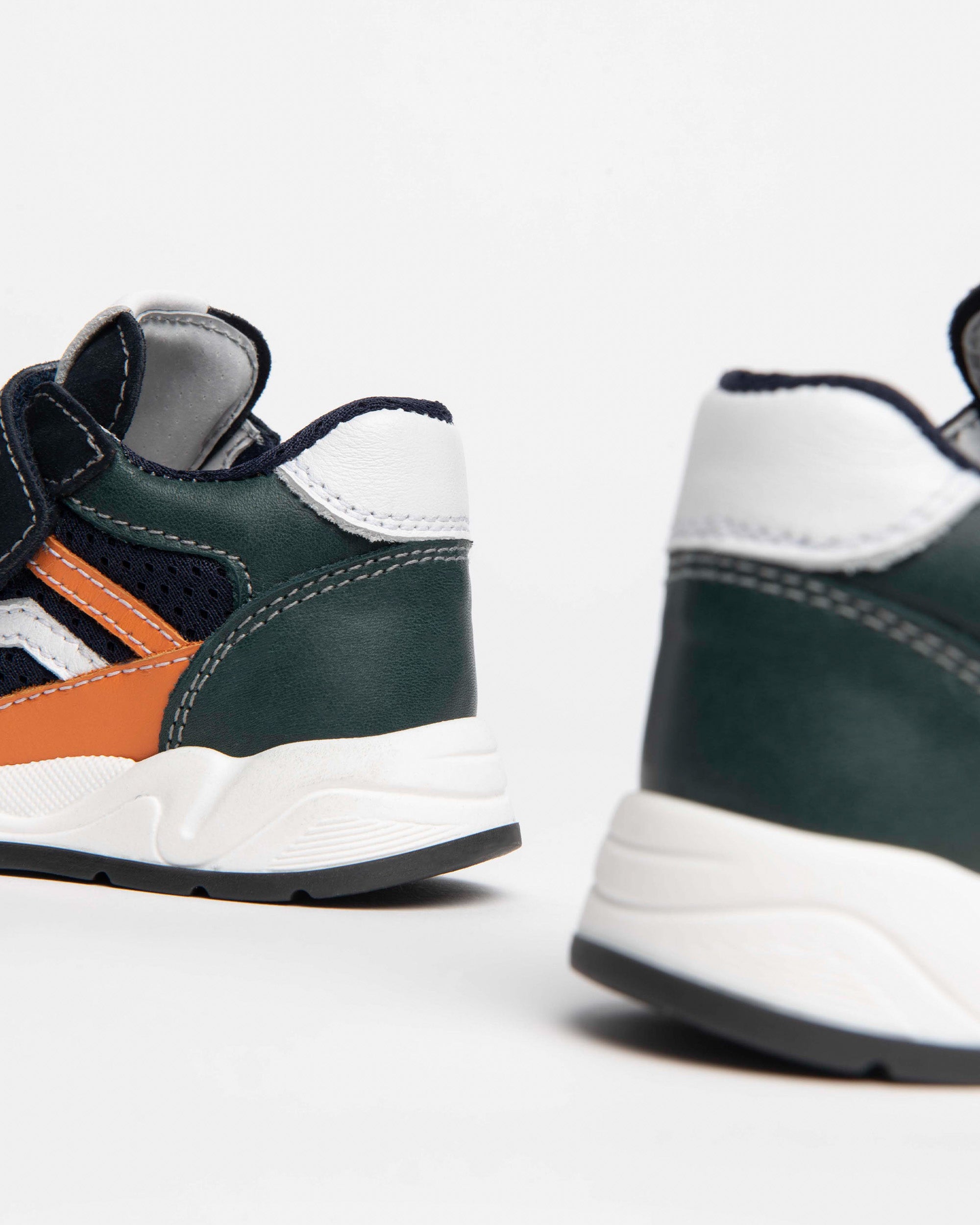  Baby-Sneaker aus Wildleder und Leder