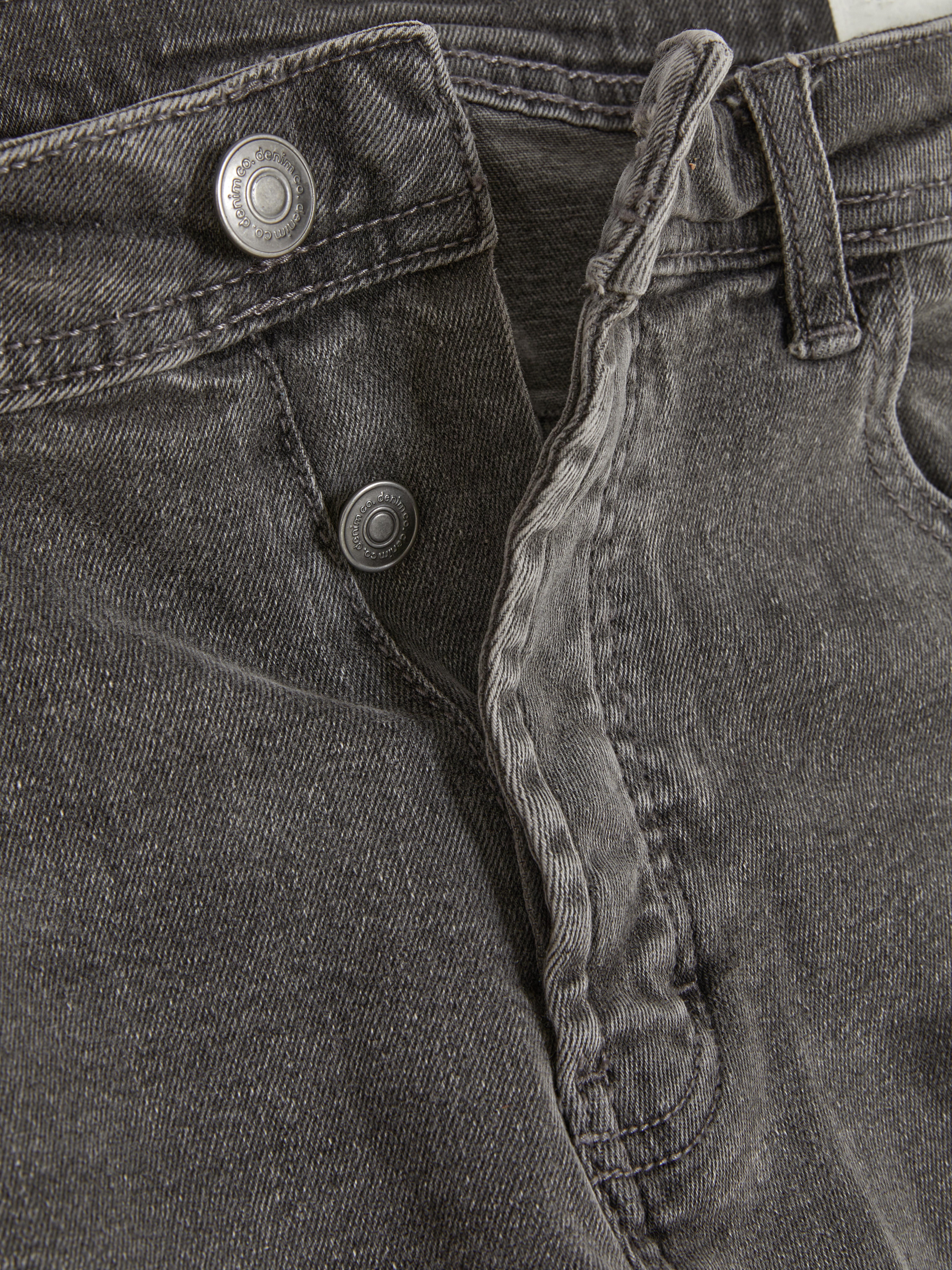 Gerade geschnittene Stretch-Jeans mit verdecktem Reißverschluss und fünf Taschen.