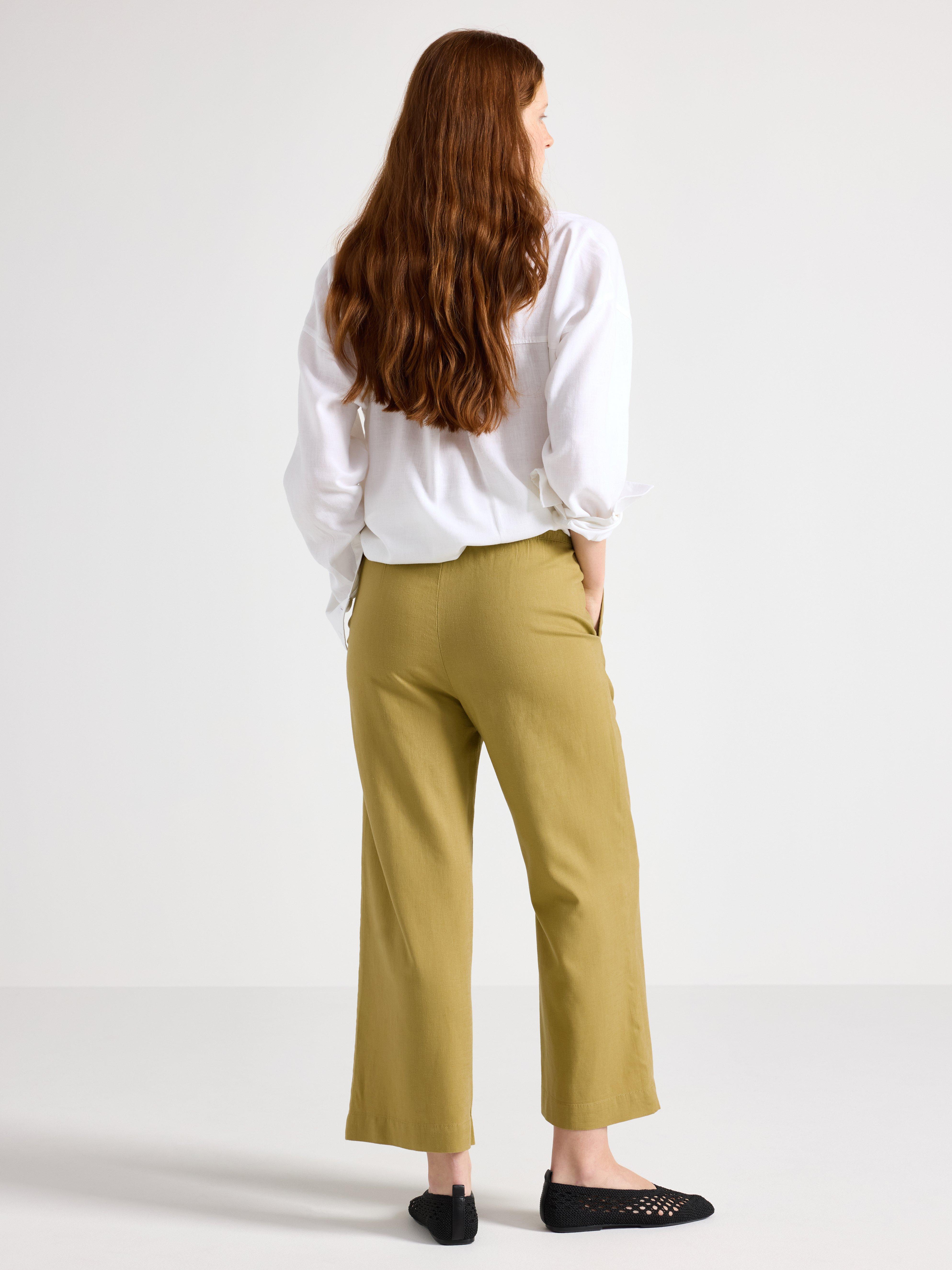 BELLA raka croppade byxor i linneblandning Light Dusty Green
