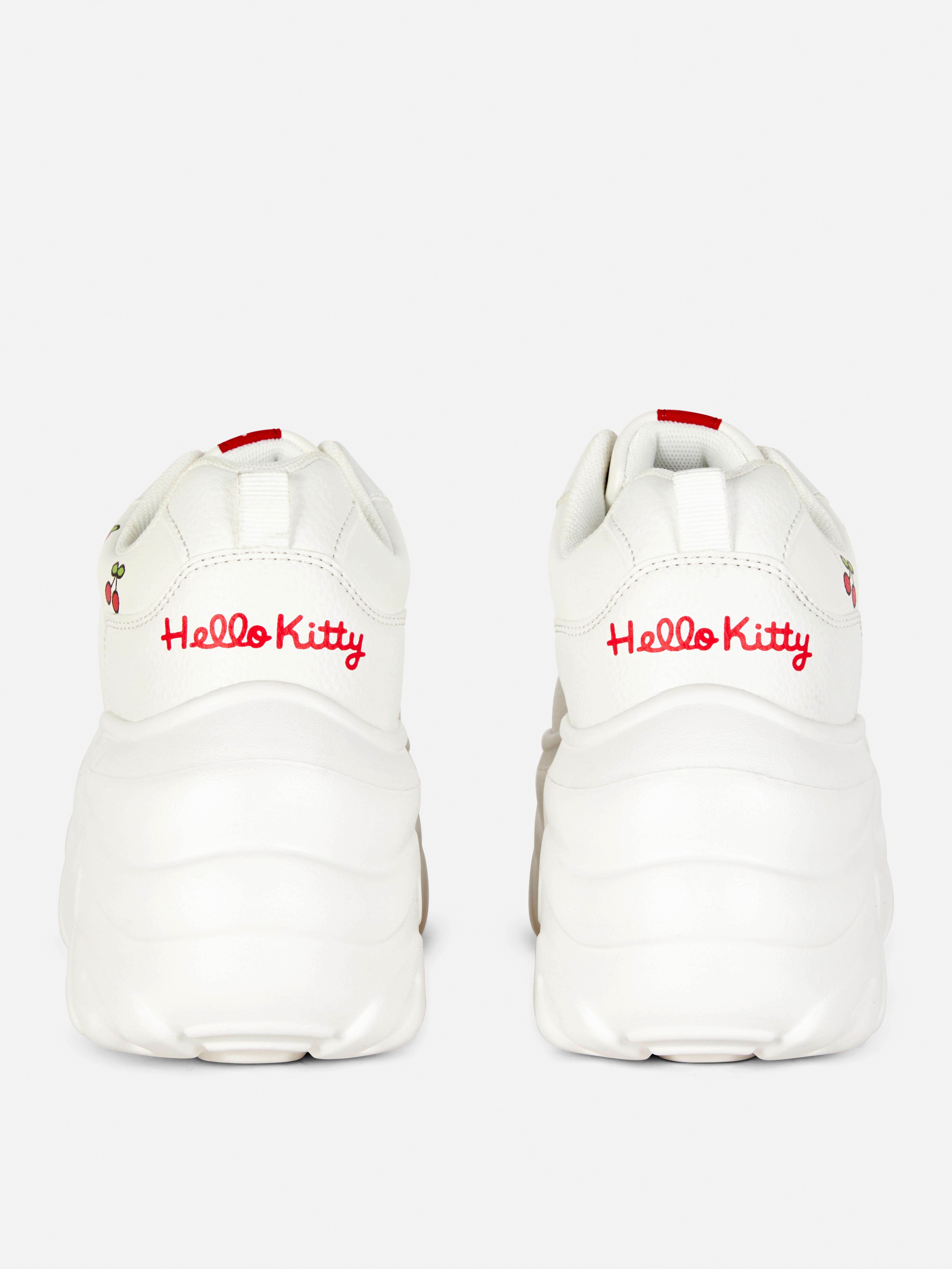 Εξαιρετικά ανθεκτικά αθλητικά παπούτσια Hello Kitty με σόλα πλατφόρμας και στάμπα Hello Kitty με φρούτα και λουλούδια.