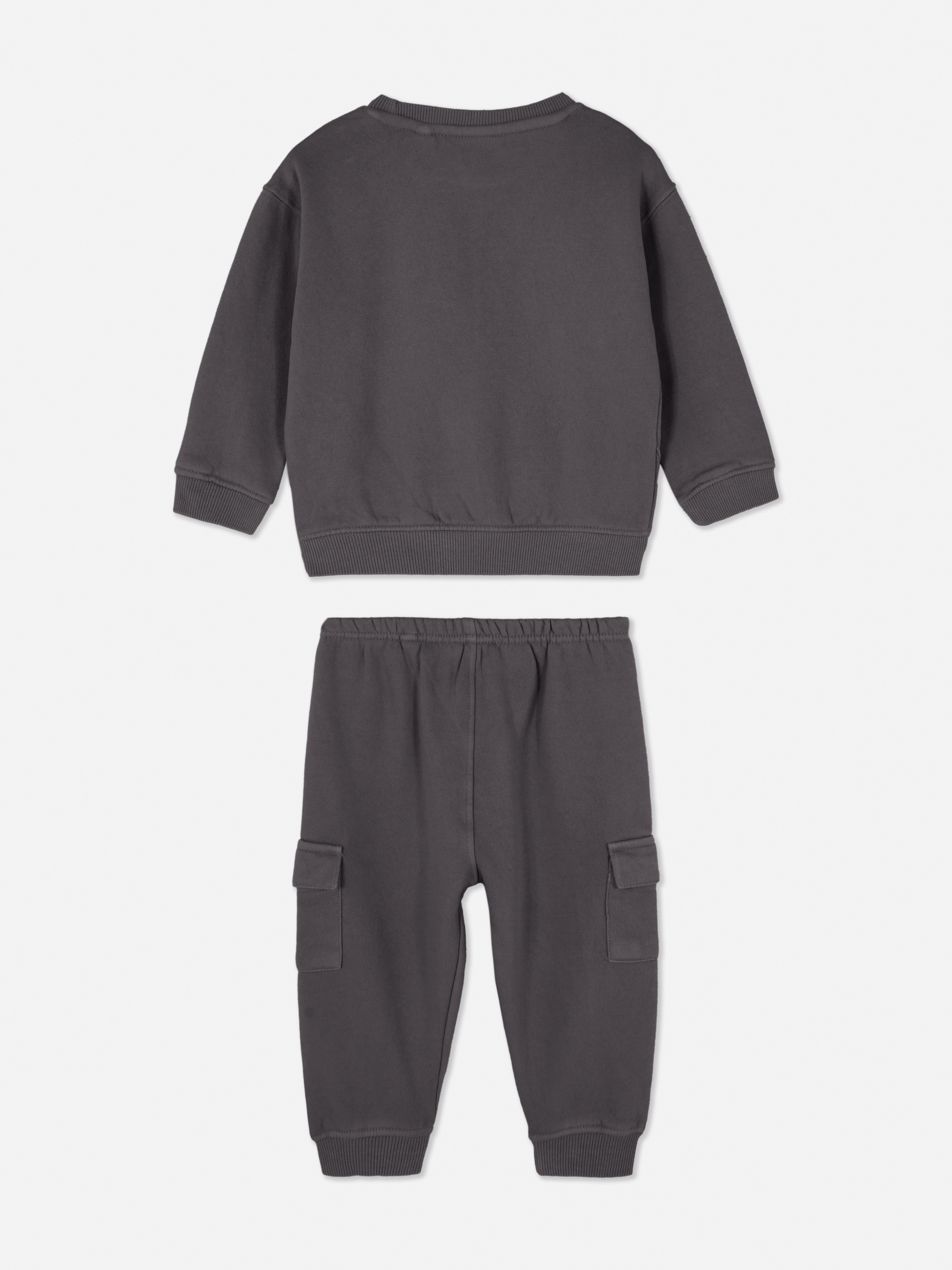Set asortat cu hanorac și pantaloni cargo Un set format din hanorac și pantaloni cargo asortați