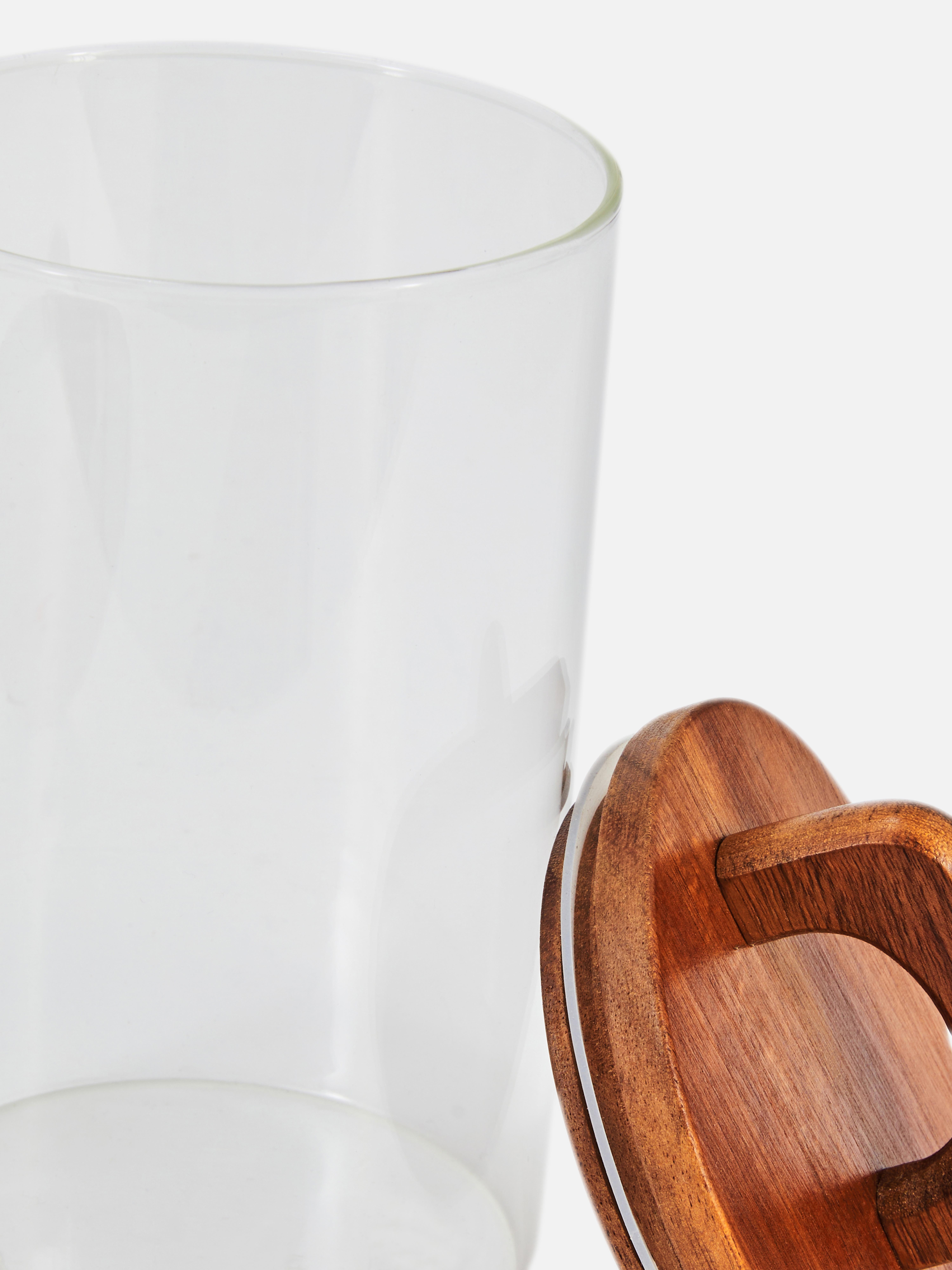 Medium glasskrukke med trelokk. Endelig mer oppbevaringsplass på kjøkkenet takket være denne glasskrukken.