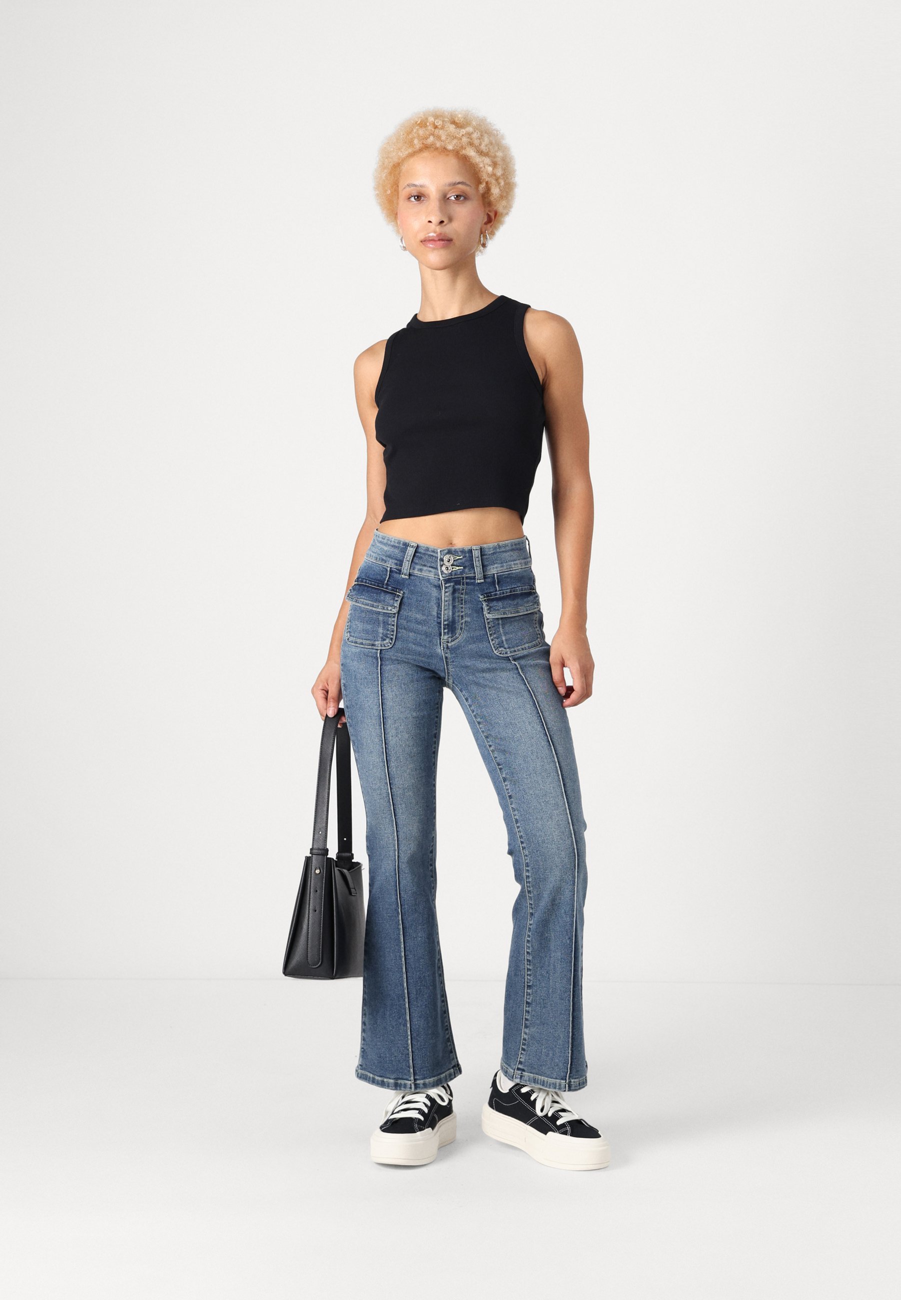 ONLY Petite ONLWAUW MID WAIST FLARED - Flared Jeans - mediumblauwe denim