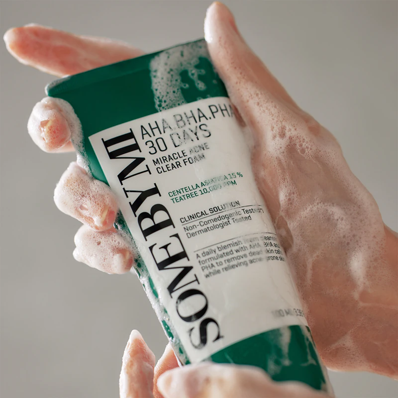 Espuma de limpeza profunda Some By Mi AHA∙BHA∙PHA 30 Days Miracle Acne Clear para pele com problemas.