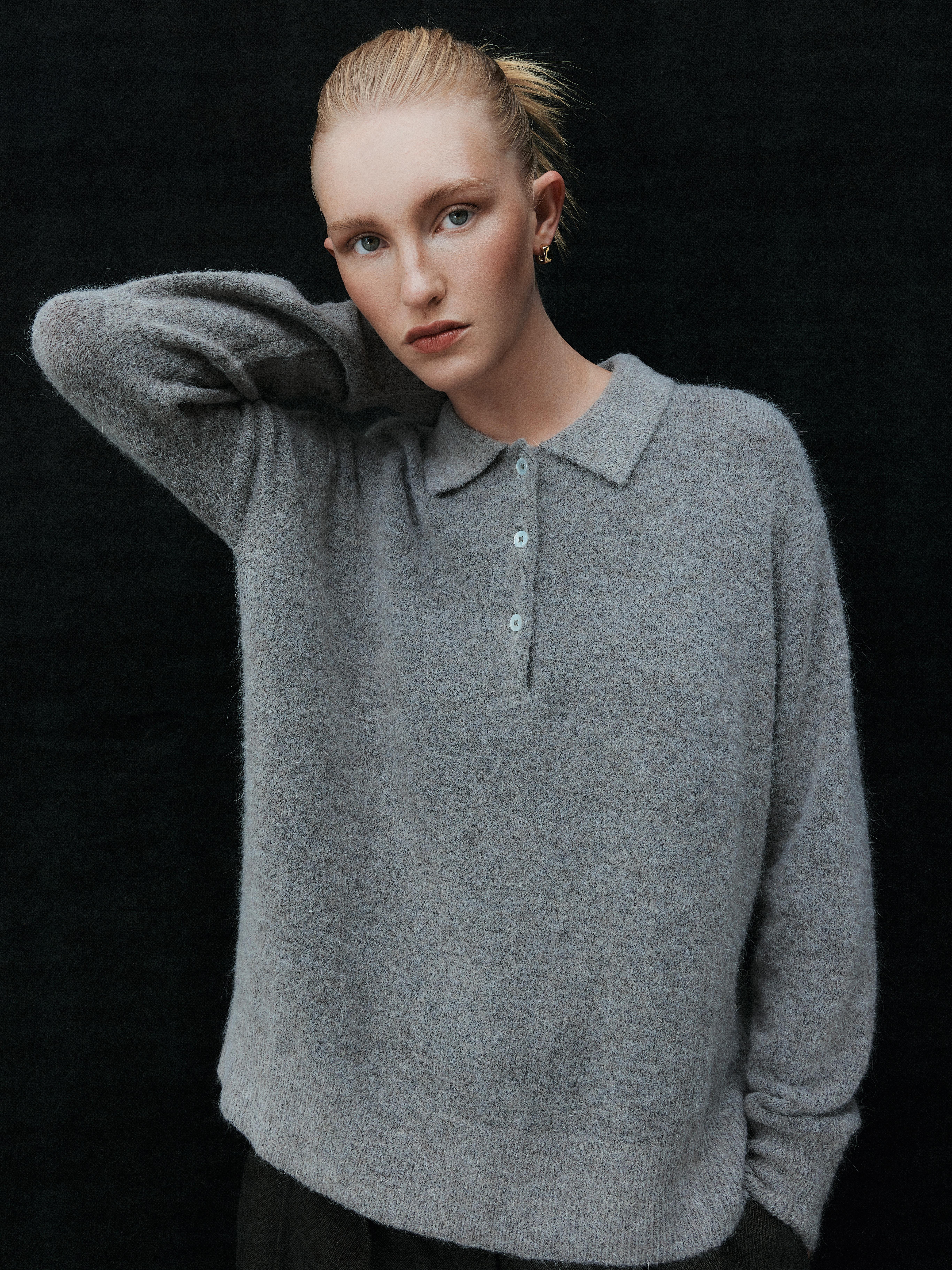 Pulover polo The Edit Un pulover polo cu guler, închidere cu nasturi și manșete cu nervuri