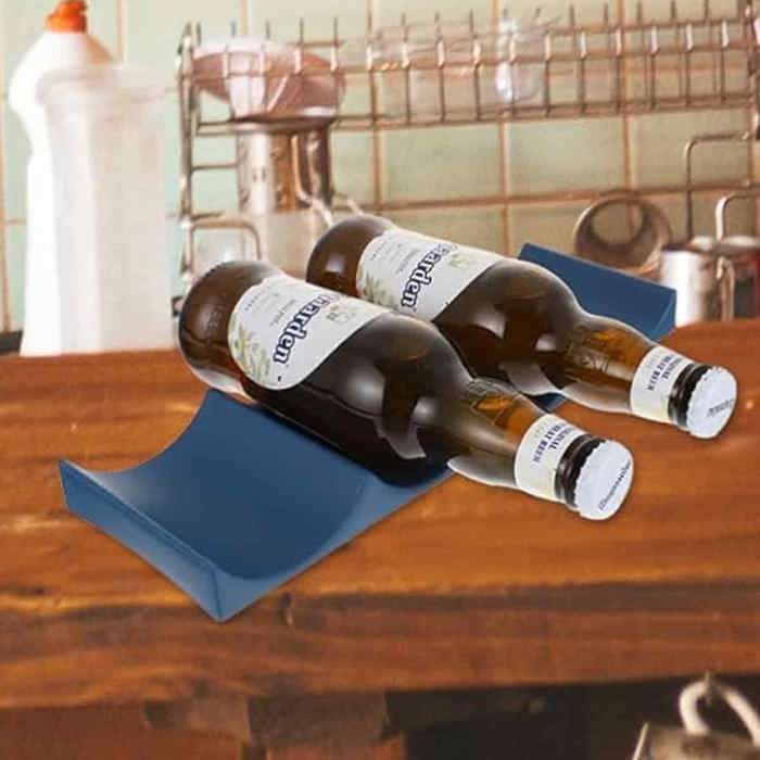 Suporte de vinho empilhável de plástico estilo europeu para armazenar garrafas na cozinha.