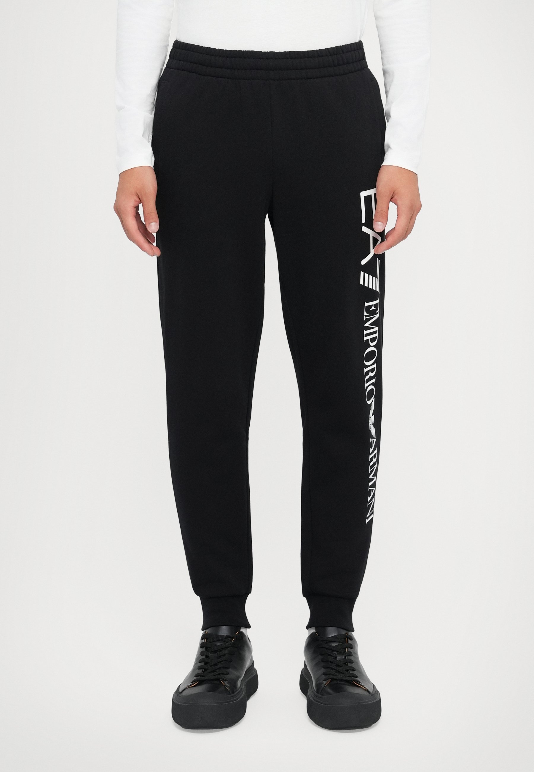 EA7 Emporio Armani TRAIN LOGO SERIES PANTS - Trainingsbroek - zwart/wit