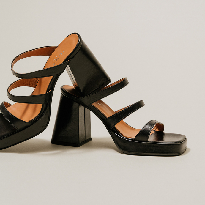 Mules à brides et bouts carrés  en cuir vieilli noir