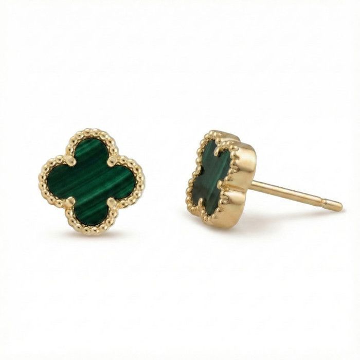 Pendientes de oro amarillo y malaquita con diseño de trébol de cuatro hojas.