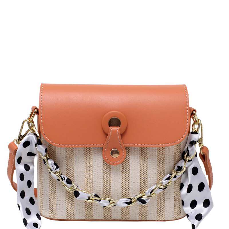 Sac bandoulière bohème d'été en paille tressée à la main pour femme, orné de rubans et d'une chaînette. Idéal pour la plage.
