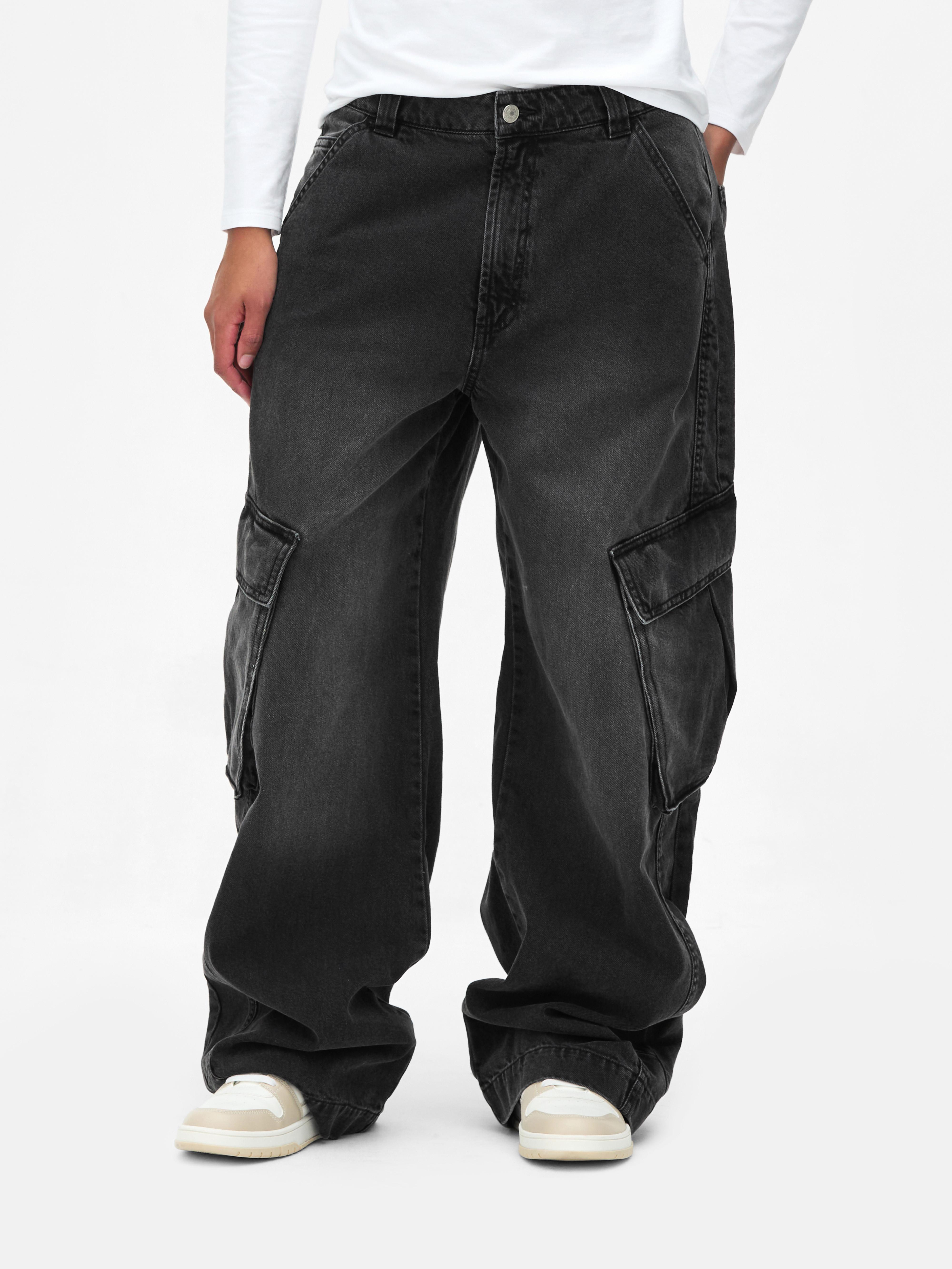 Weit geschnittene Cargo-Jeans. Eine funktionelle Jeans mit weitem Bein und großen Cargotaschen.