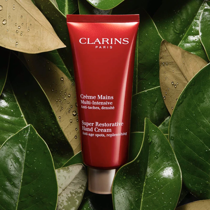 Clarins Super Restorative Hand Cream herstelt de elasticiteit van de huid.