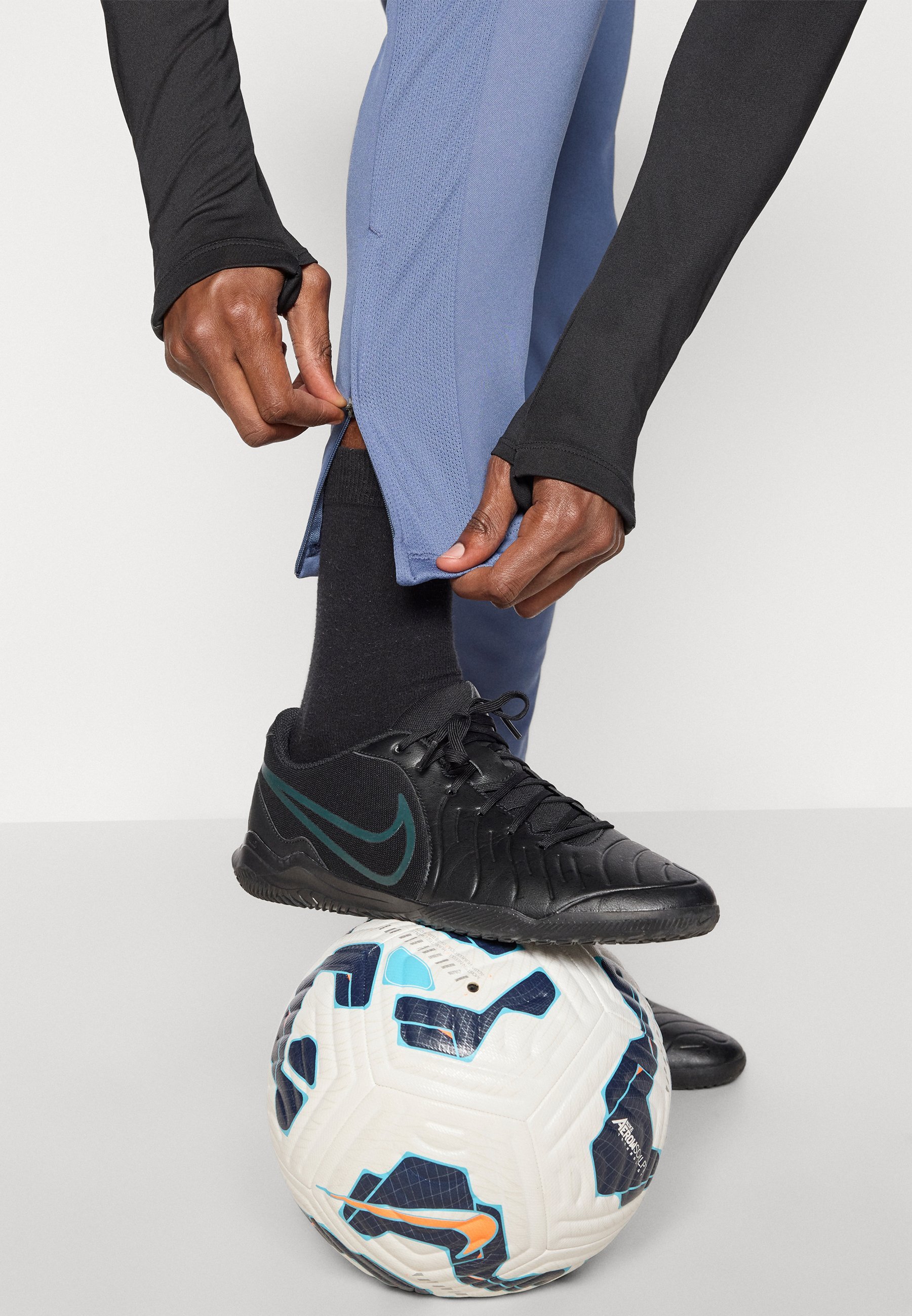 Pantalon de survêtement Nike Performance ACADEMY - bleu délavé/or universitaire