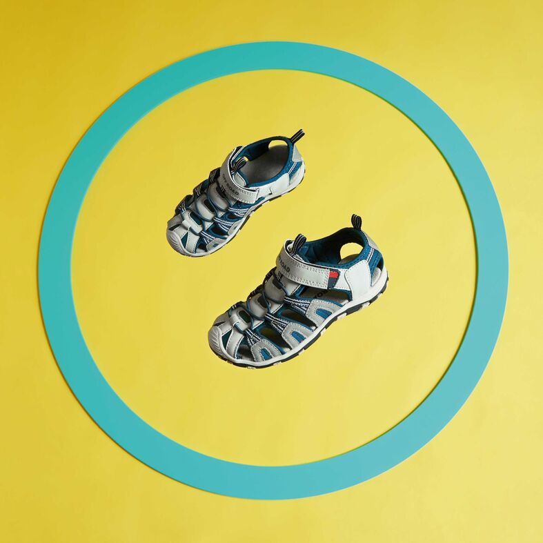Sandalias grises para niño / Zapatos de punta abierta