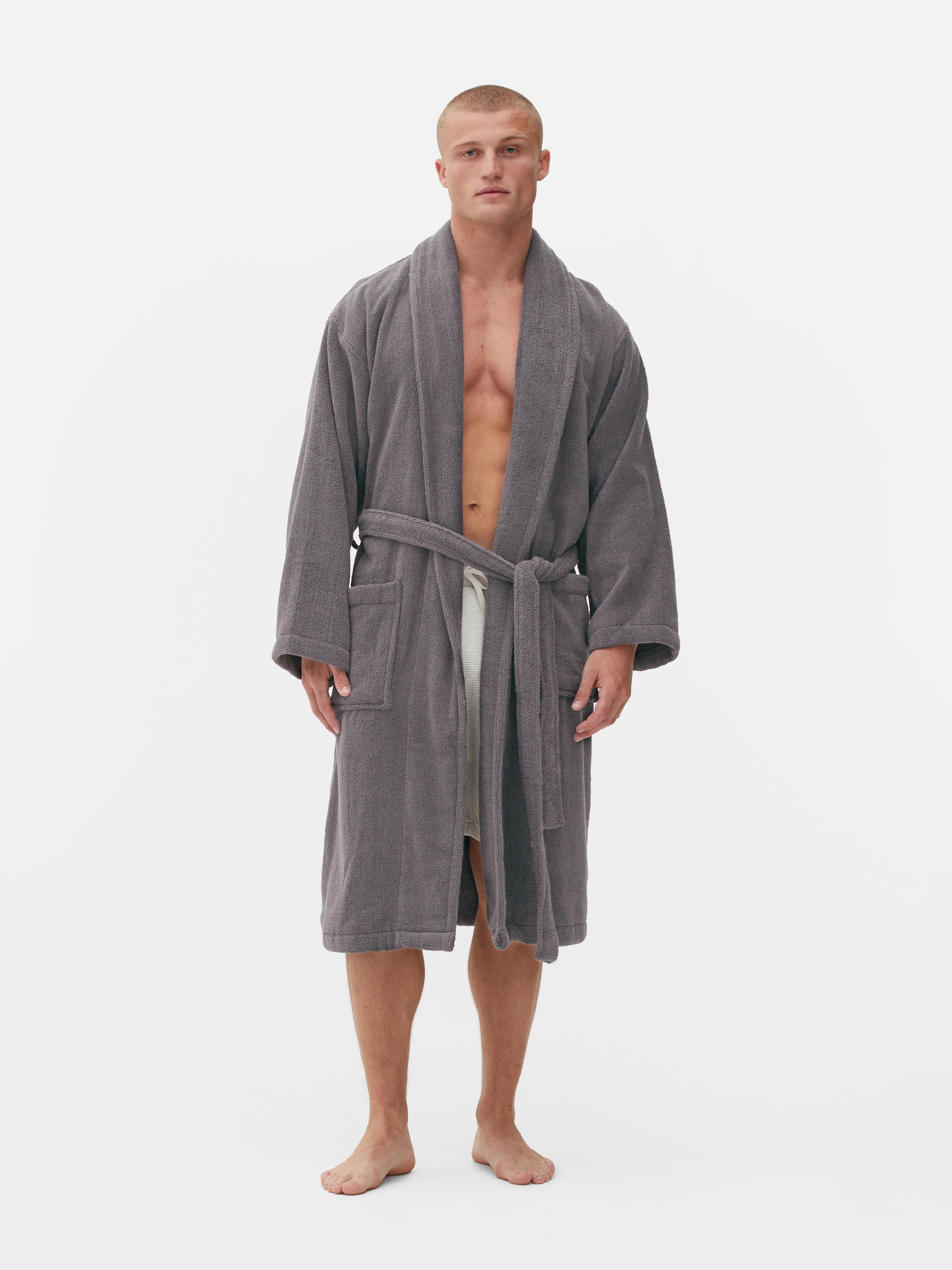 Halat de baie wellness din bumbac terry. Acest halat de baie moale, de lungime medie, este indispensabil în rutina ta de îngrijire.