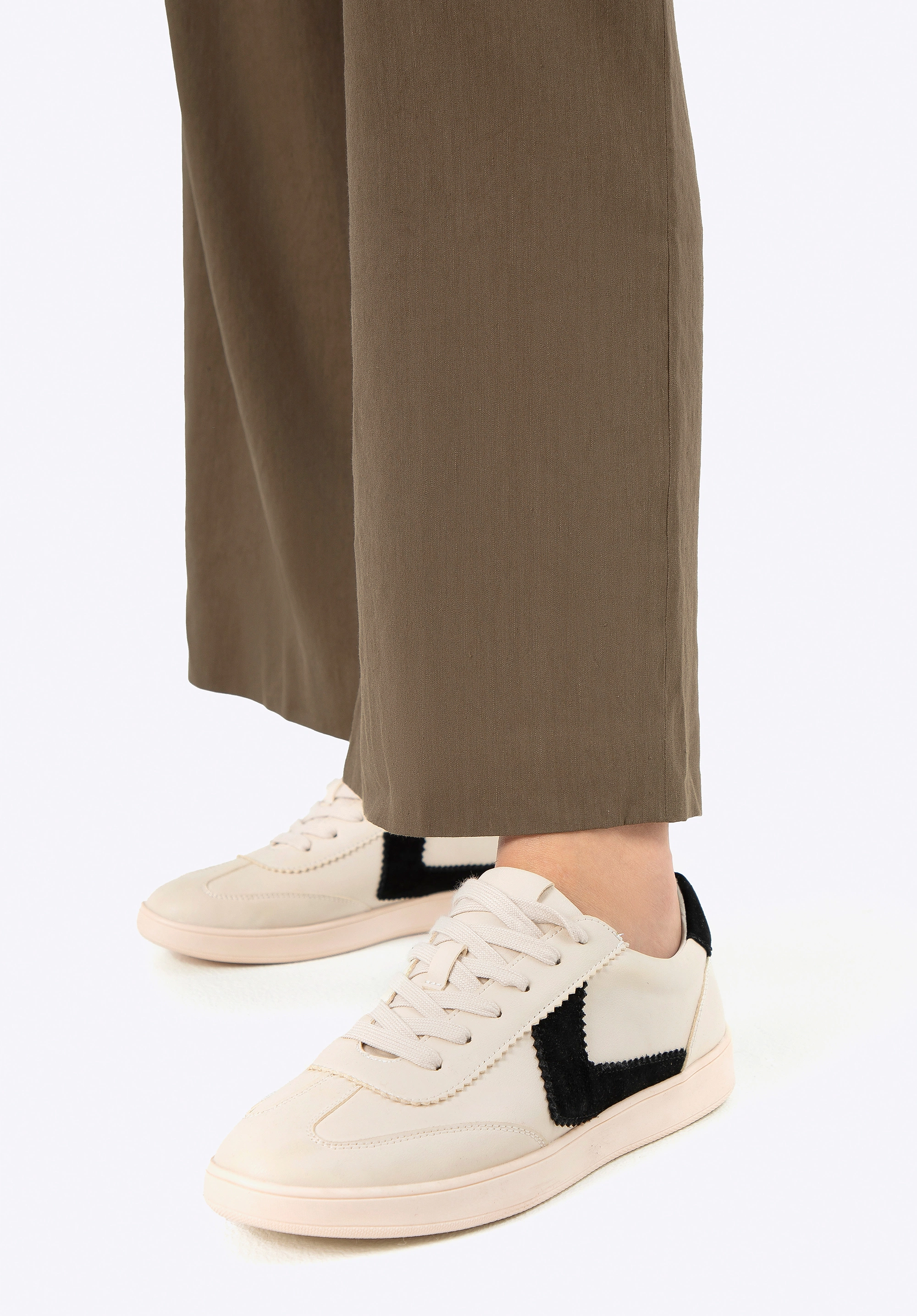 Zamszowe sneakersy z kontrastowymi wstawkami z ekoskóry beżowo - czarne