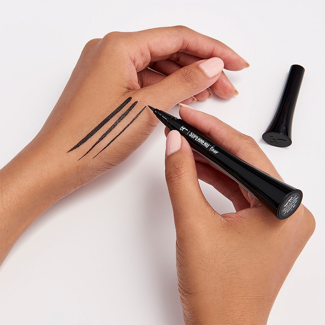 IT Cosmetics Očná linka SUPERHERO™ Tekutá linka v pere bez vyťahovania - 0,55 ml