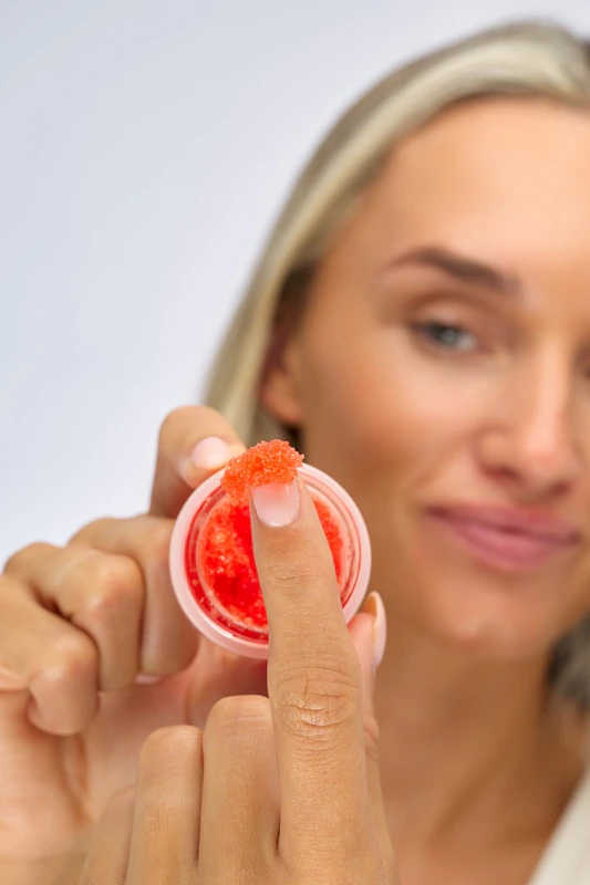 Killer Lips Prep Talk piling za ustnice z okusom jagode
