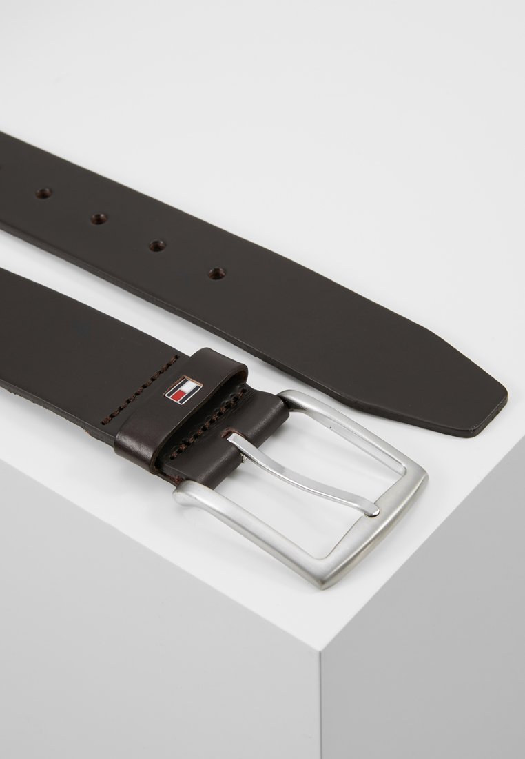 Tommy Hilfiger NEW DENTON – Gürtelgeschäft – braun