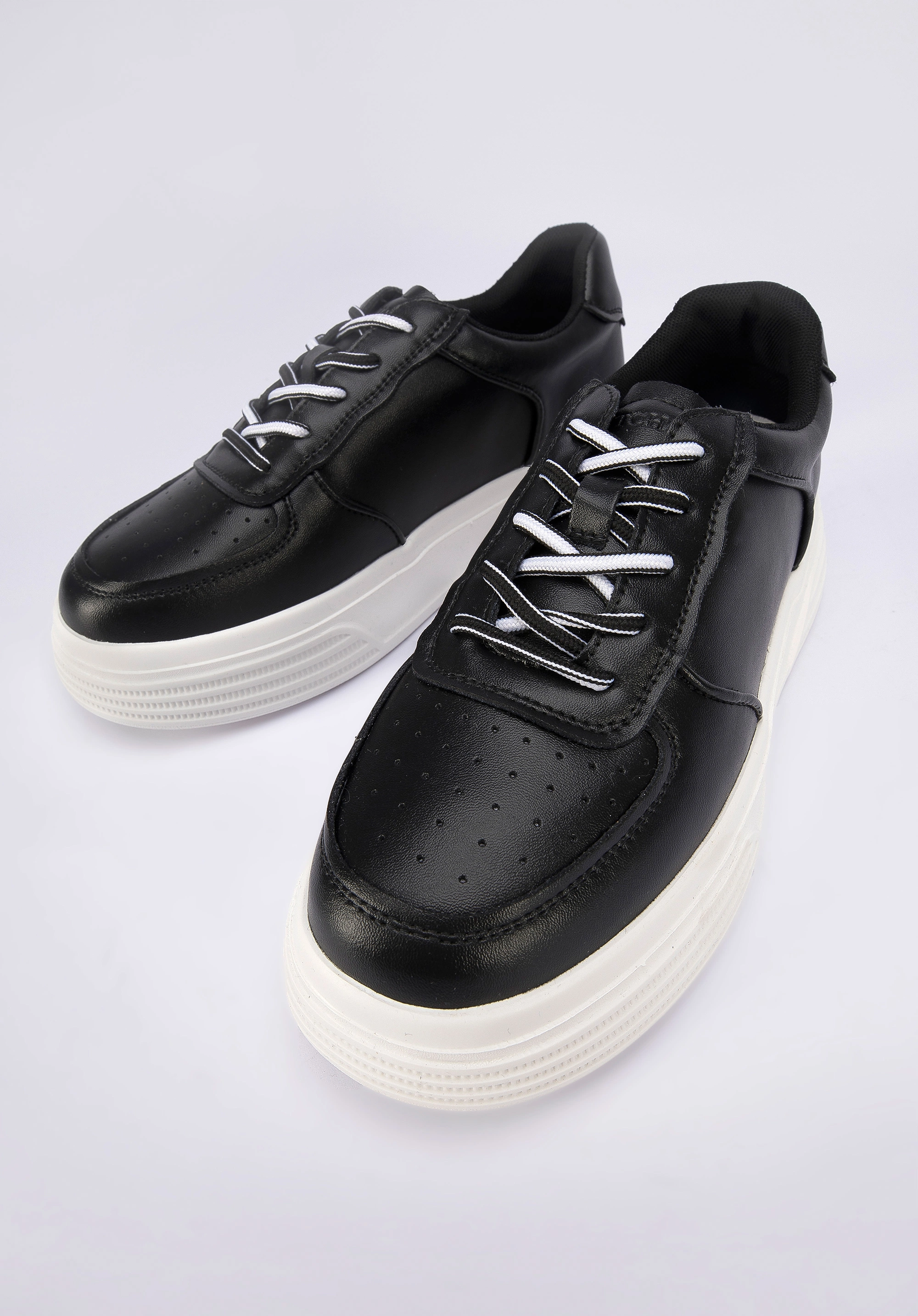 Damskie sneakersy skórzane na lekkiej platformie czarno-białe