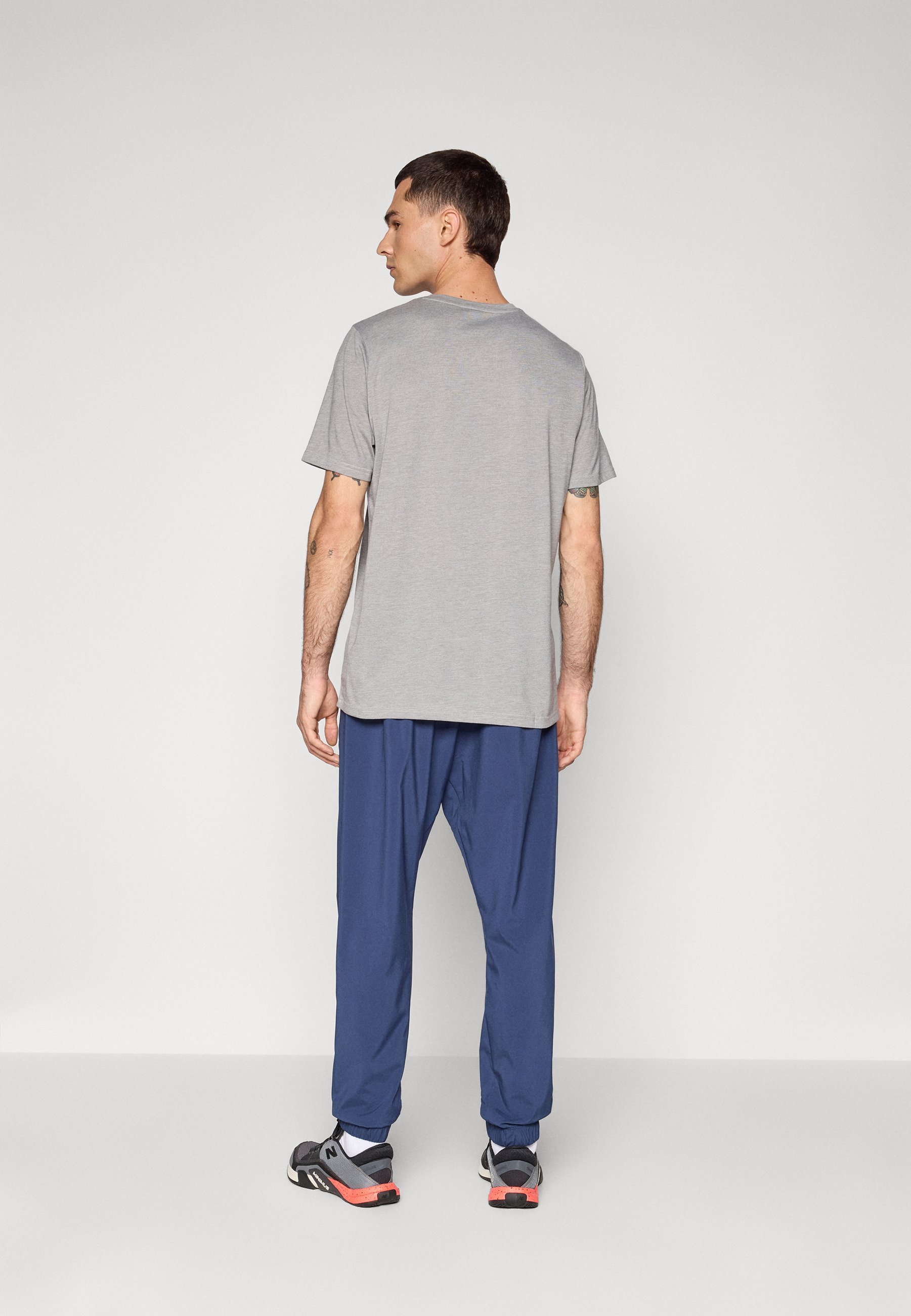 NEW BALANCE SPORT ESSENTIALS JOGGER - Teplákové kalhoty - navy