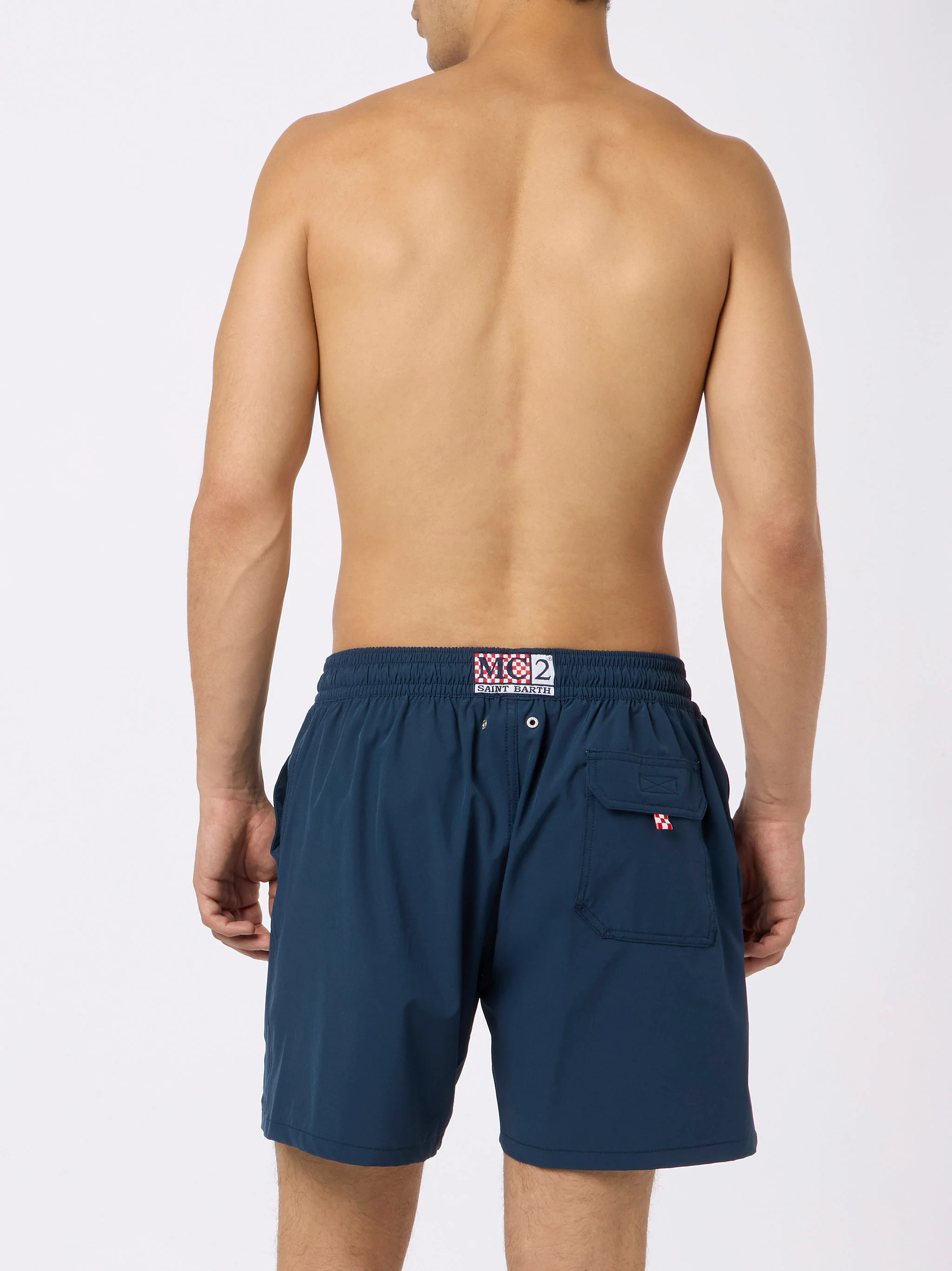 Klassiek, comfortabel stretchbadpak met borduursels. In het water en in de zee.