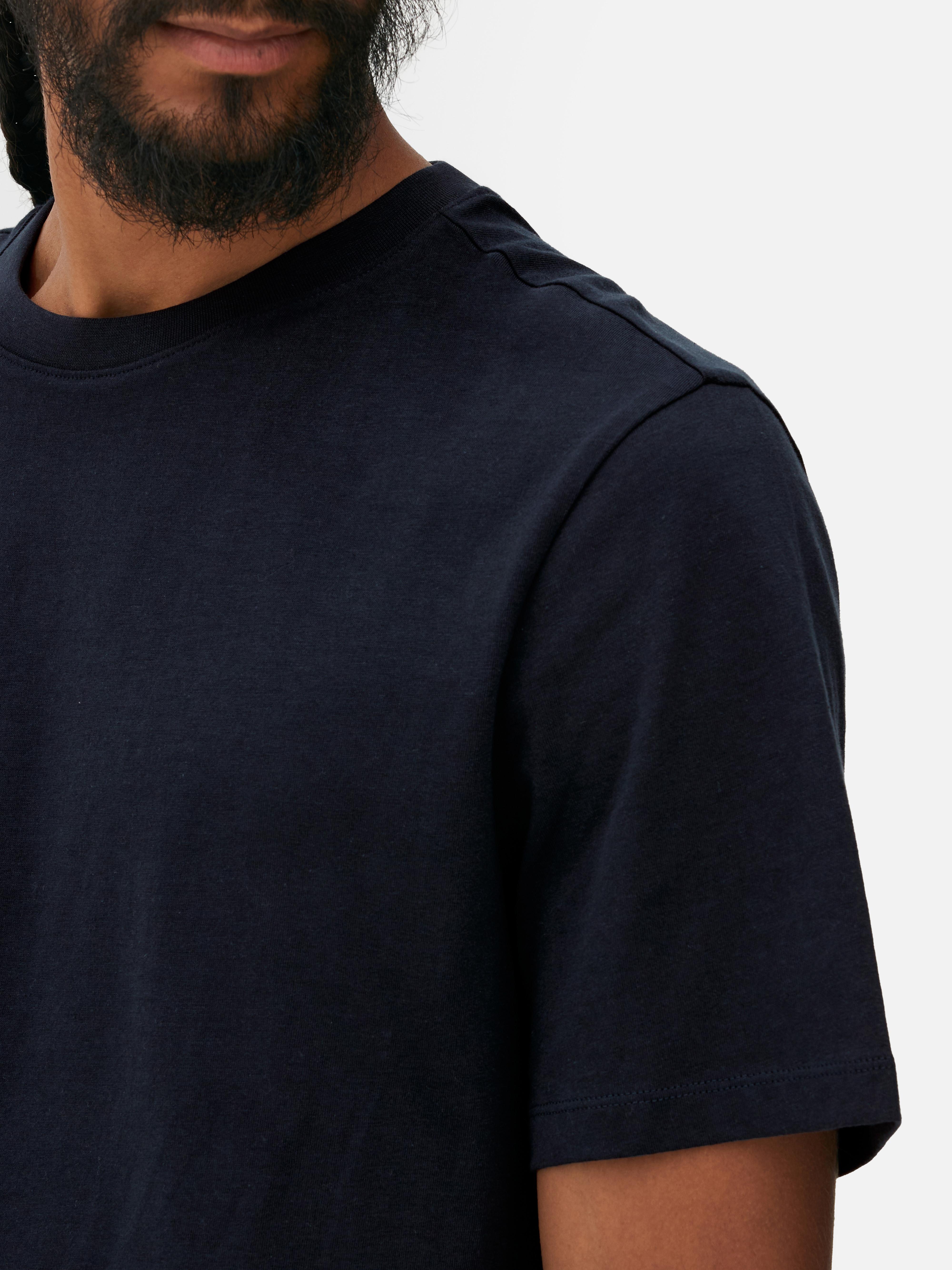 Rundhals-T-Shirt, normale Passform Ein klassisches Rundhals-T-Shirt mit normaler Passform und kurzen Ärmeln