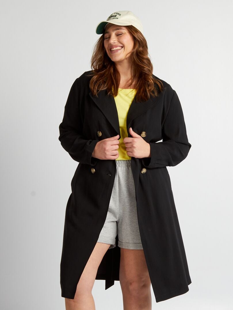 Trench coat preto de tecido macio com abotoamento duplo